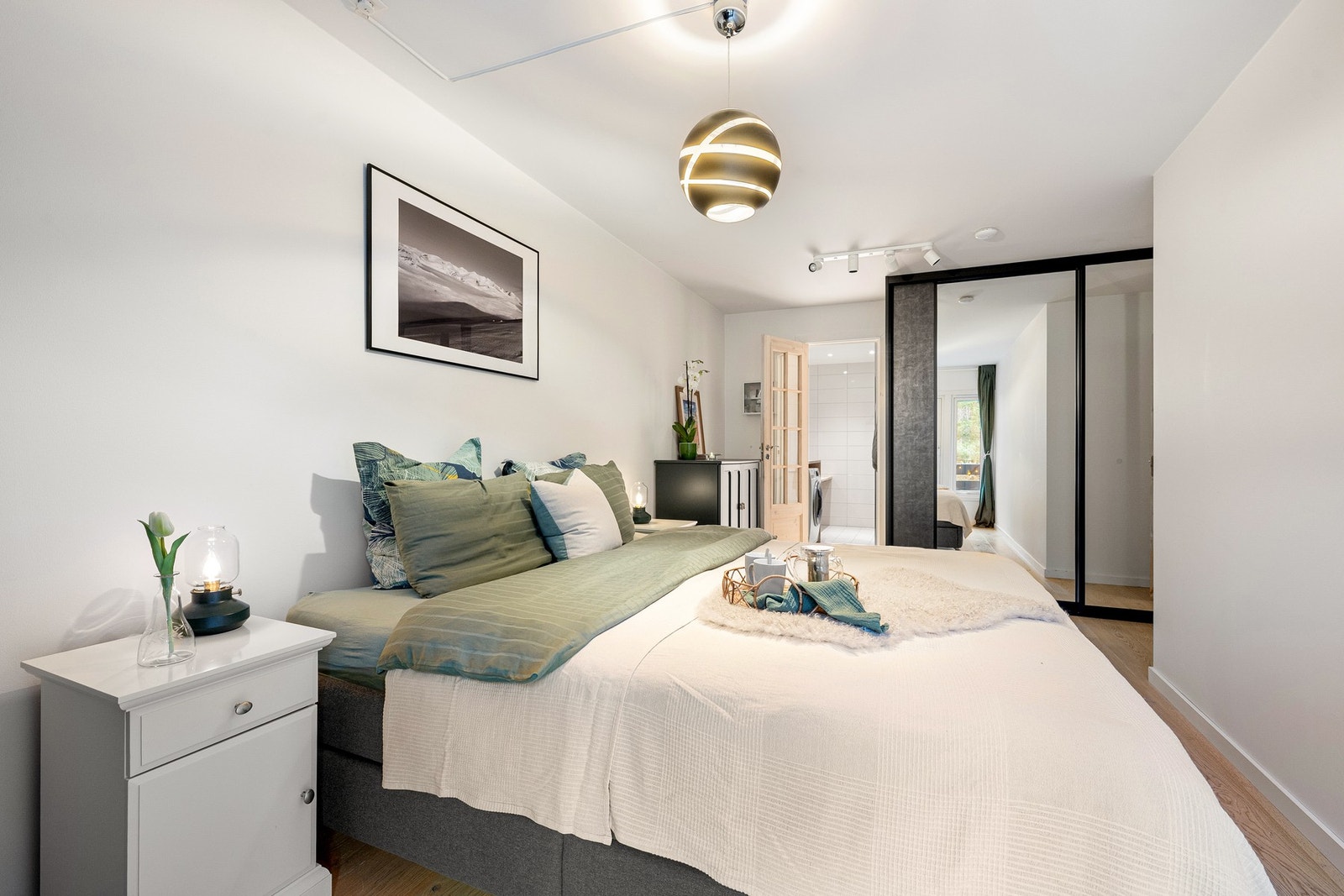 Hovedsoverommet har i tillegg tilknytning til eget bad. Galleribilde