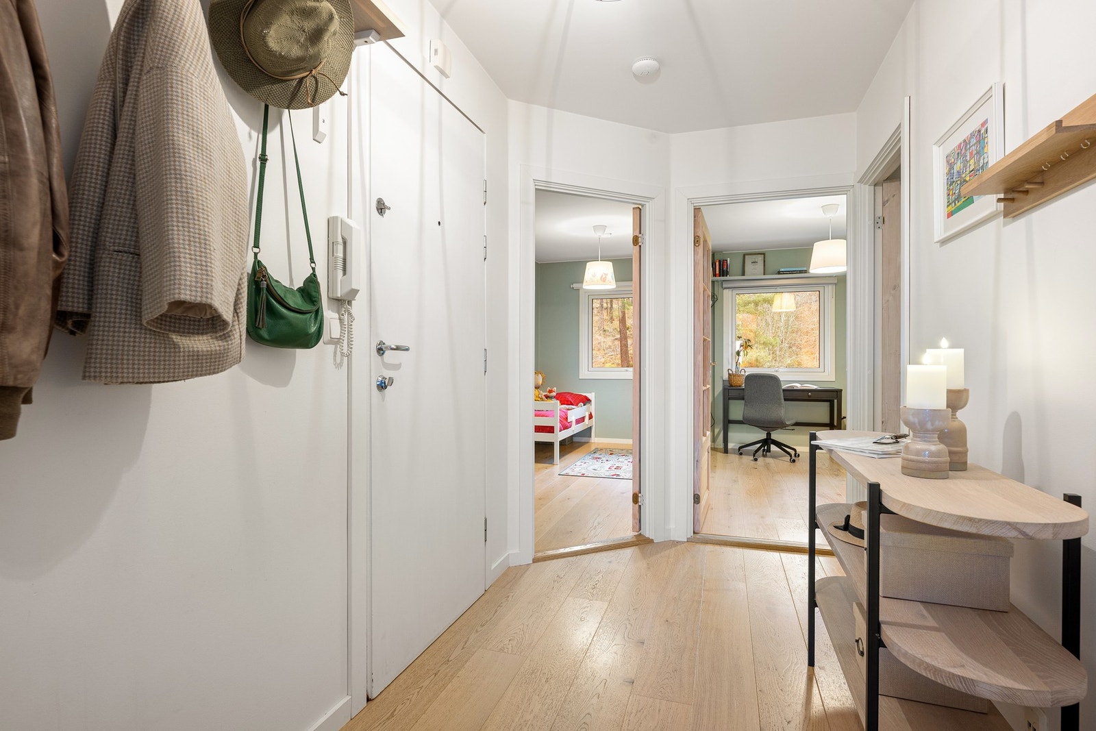 Velkommen inn! Romslig entré med plass til opphenging av yttertøy. Galleribilde