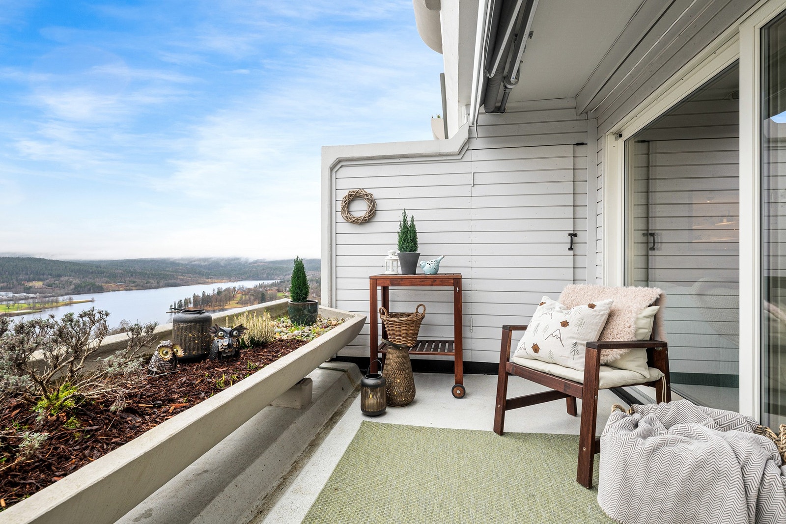 Leiligheten har en sydvestvendt terrasse på 12 m2. Det er en bod på terrassen i tillegg til egen ekstern kjellerbod. Galleribilde