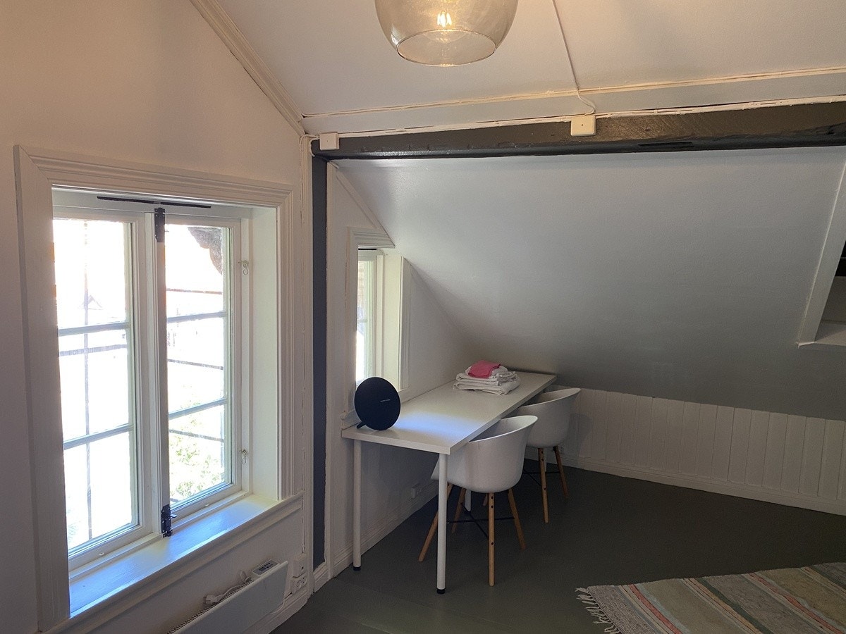 Skrivepult og stoler Galleribilde