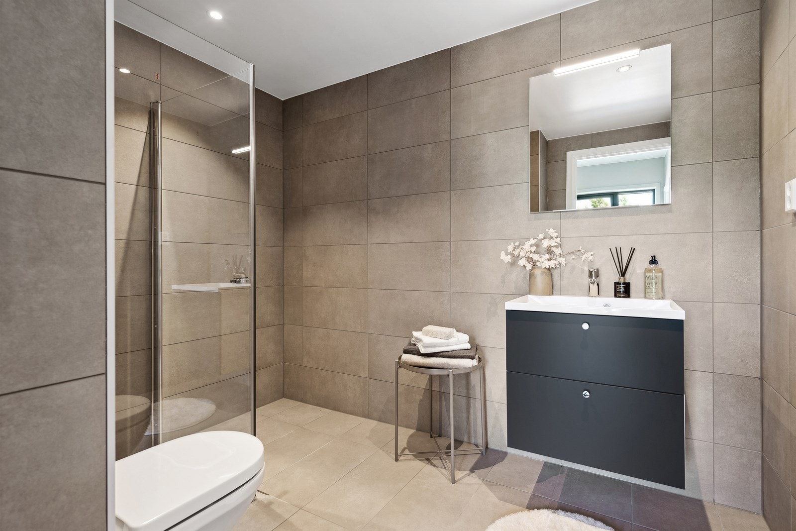 Baderom med skuffeseksjon til oppbevaring Galleribilde