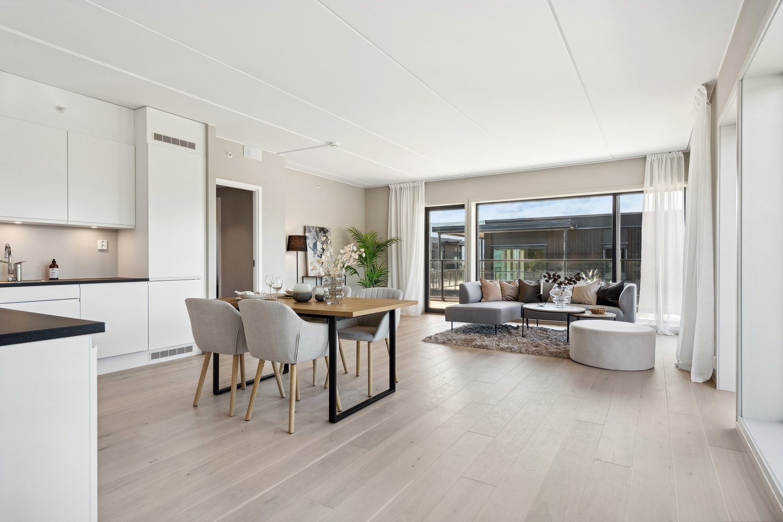 Stuen har utgang til terrasse på begge sider Galleribilde