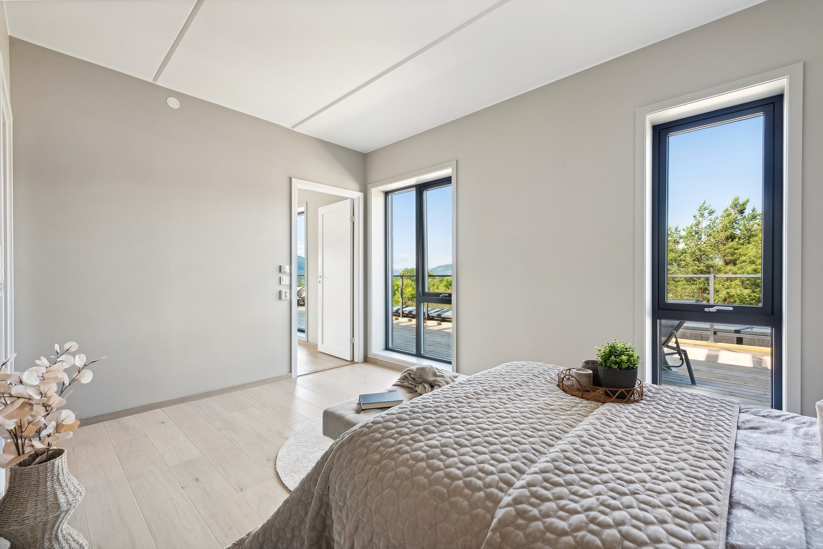 Soverom 1 med terrasse utenfor, og fint utsyn Galleribilde