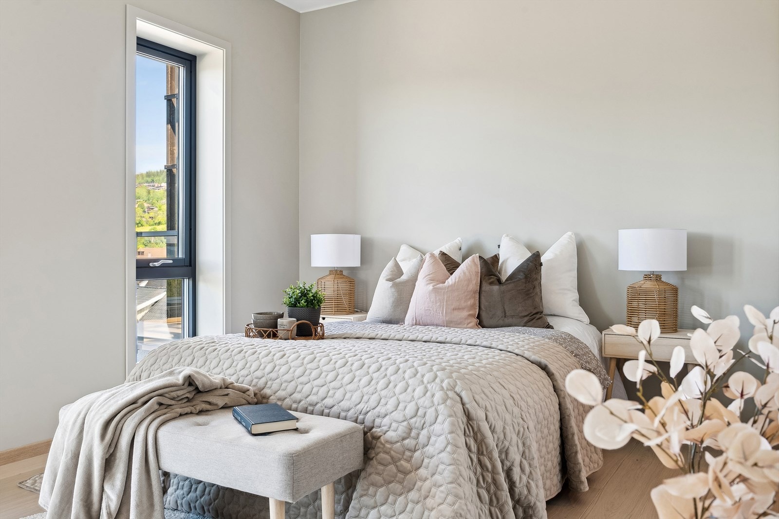 Soverom 1 med god plass til dobbbeltseng Galleribilde