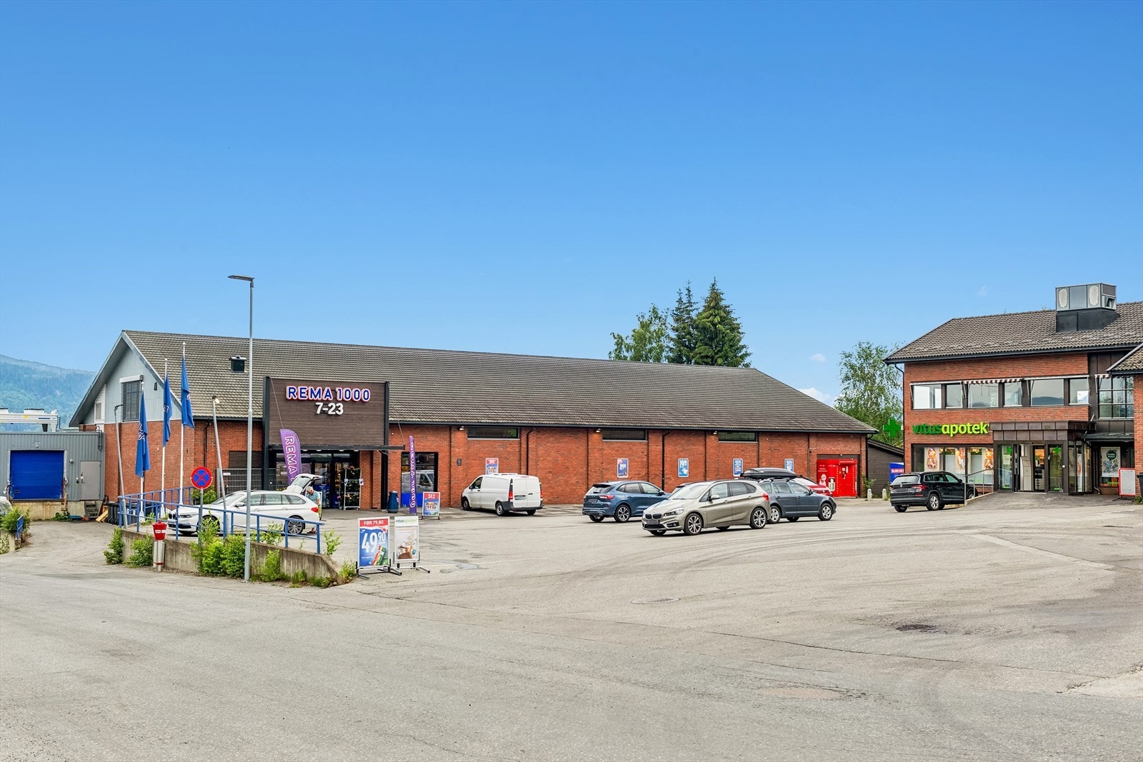 Noen få meter unna - dagligvare og apotek Galleribilde