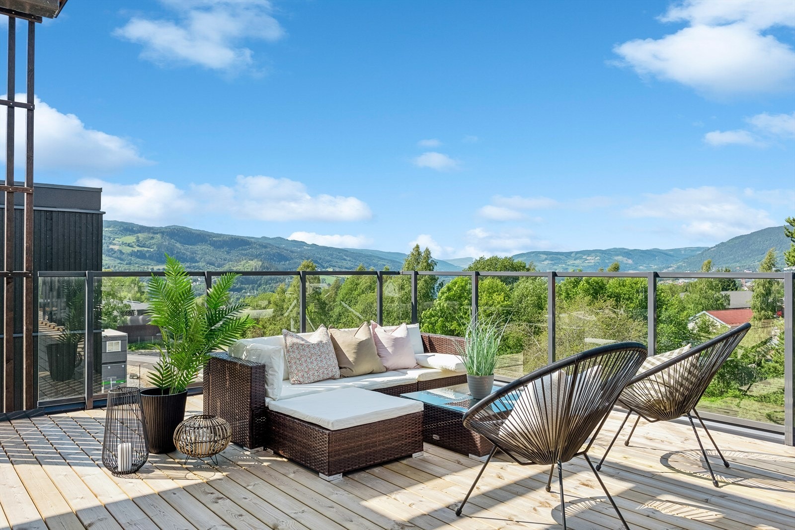 Nydelig plass sommerstid - utsyn mot Gudbrandsdalen Galleribilde