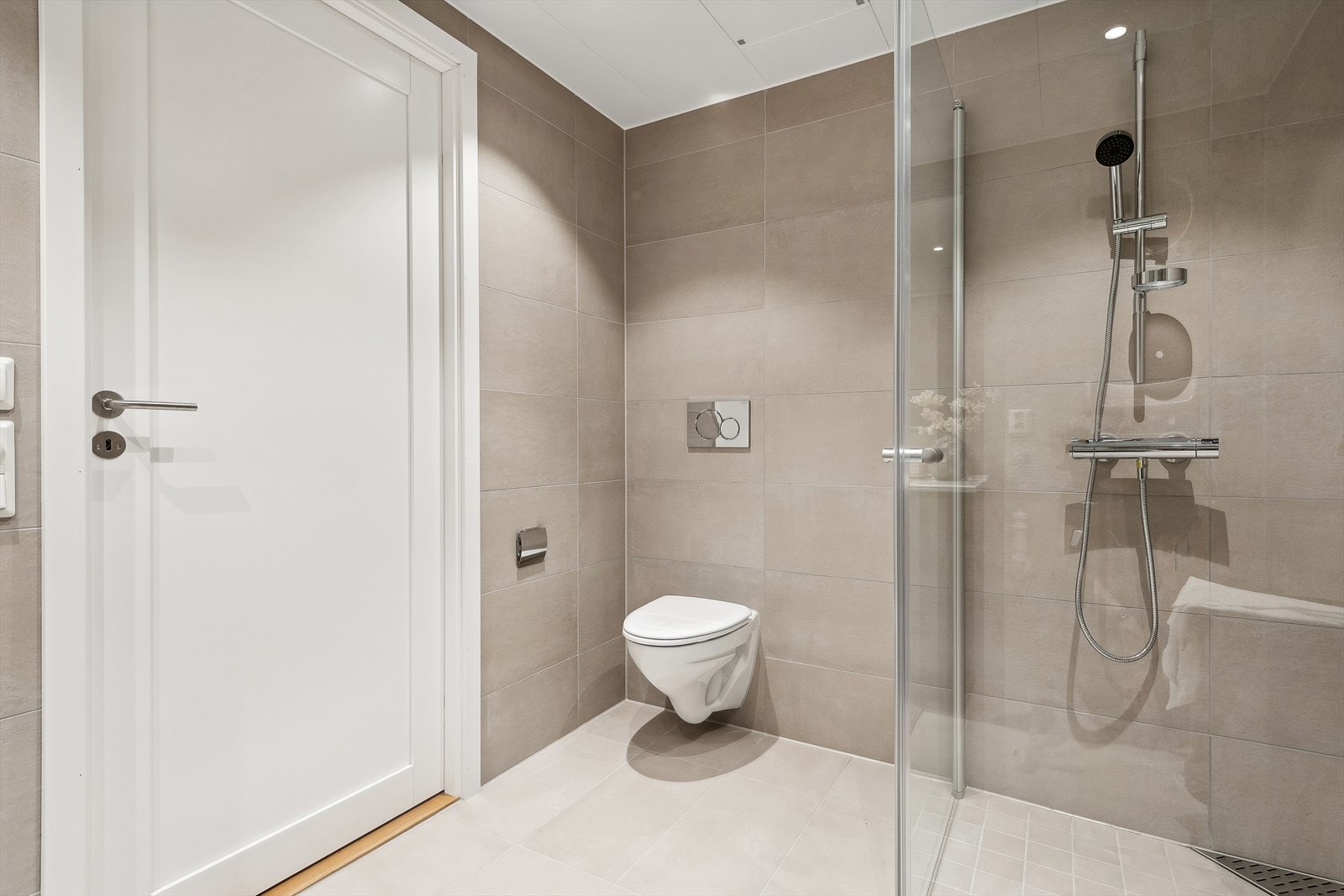 Baderom - boligen inneholder 2 bad Galleribilde