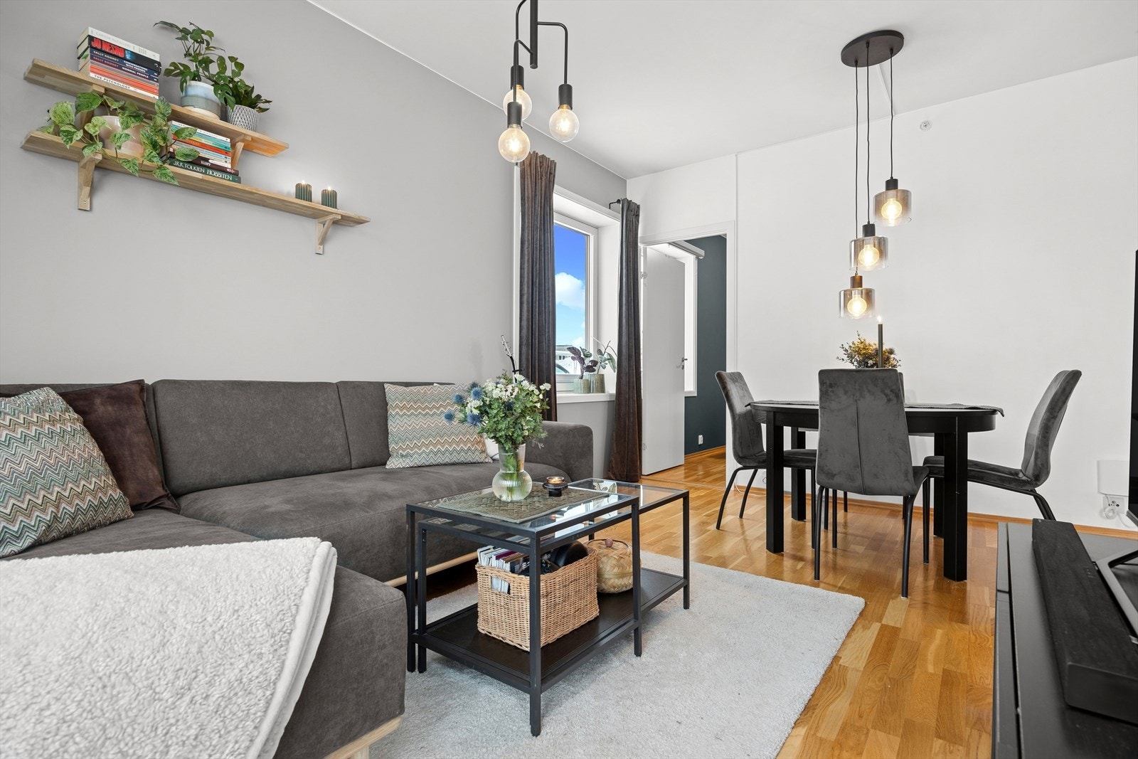 Leiligheten har balansert ventilasjonsanlegg med varmegjenvinner og fjernvarme som bidrar til et behagelig inneklima uansett årstid. Galleribilde