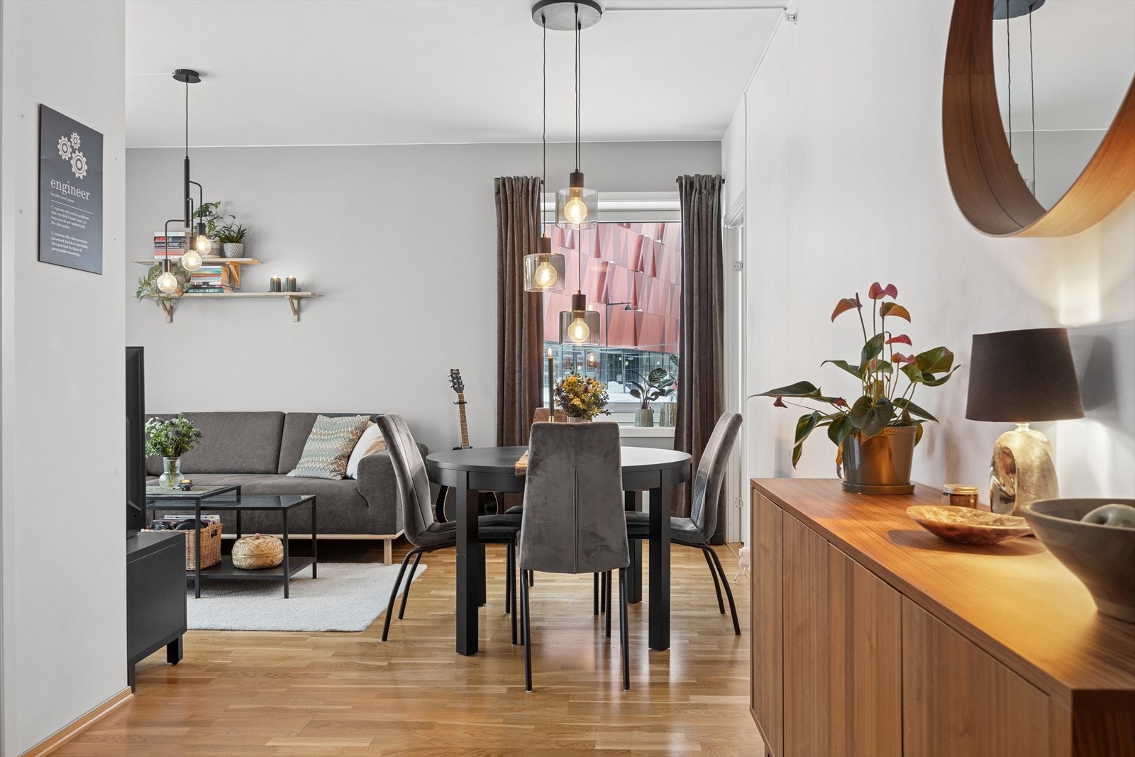 Den gode romløsningen gir rom for både sittegruppe og sofakrok. Galleribilde