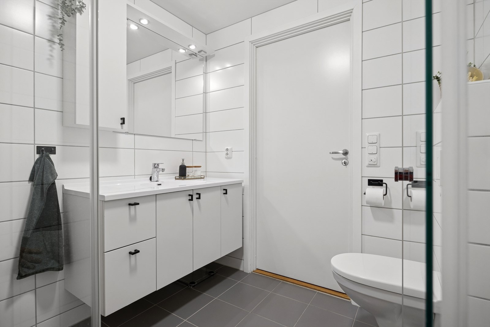 Leiligheten har et pent flislagt bad på 5,1 m². Baderommet er utstyrt med dusjgarnityr på vegg med infellbare dusjdører, og varmekabler i gulv. Galleribilde