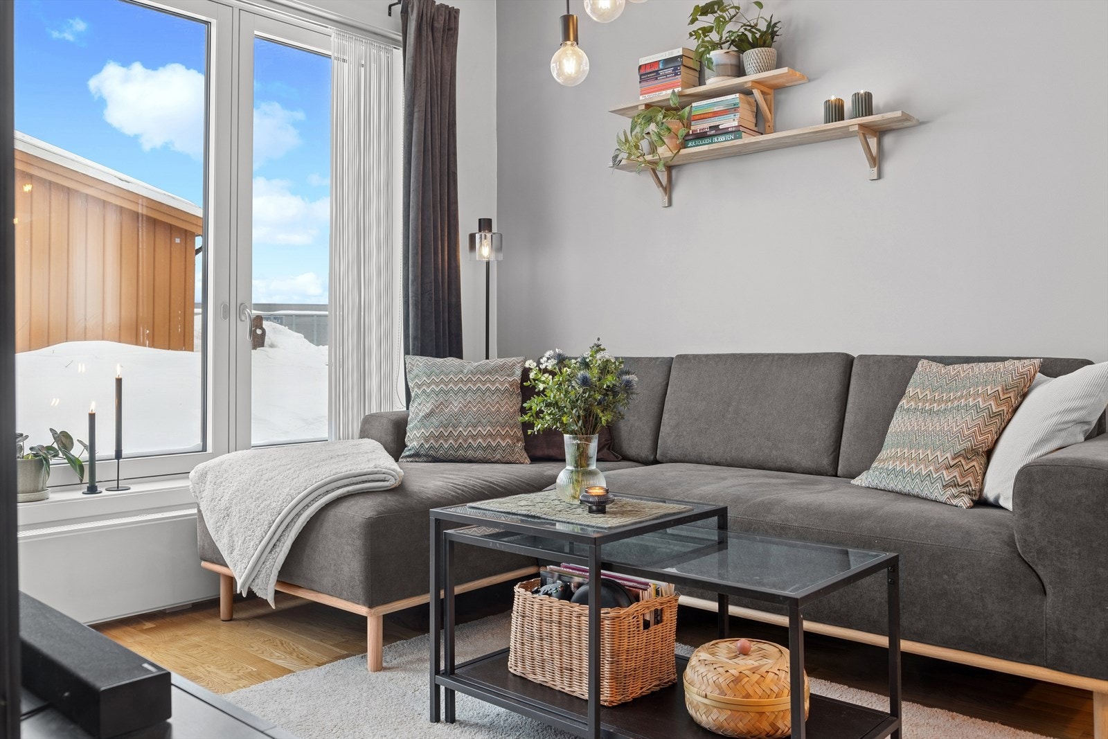 Leiligheten har hjørnebeliggenhet på baksiden av boligkomplekset som gir begrenset innsyn. Galleribilde