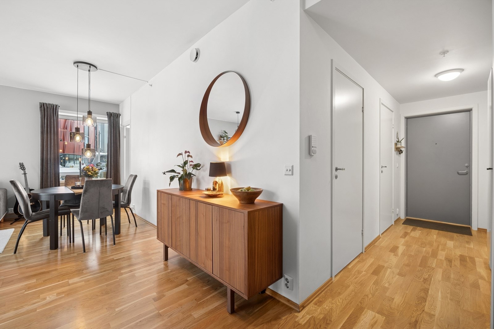 Leiligheten byr på lave felleskostnader på kun kr. 2 606,- i måneden med TV/internett og fjernvarme inkludert! Galleribilde