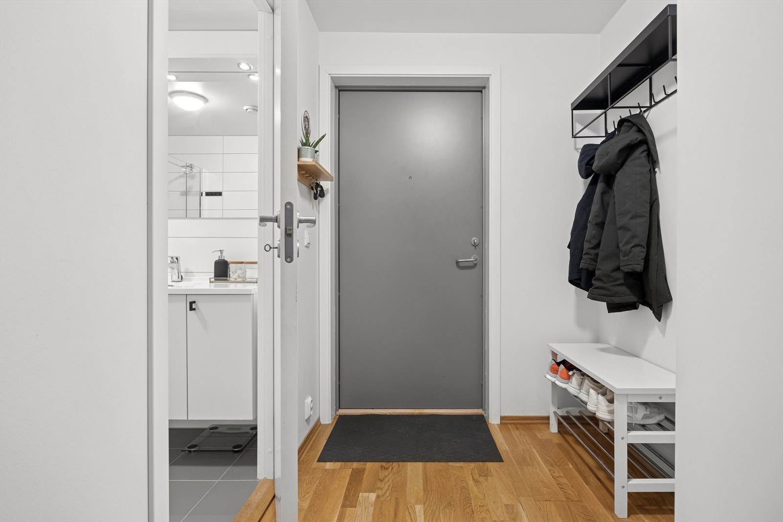 Stor og romslig entré på 6,1 m² med god plass til garderobe og lagring. Galleribilde