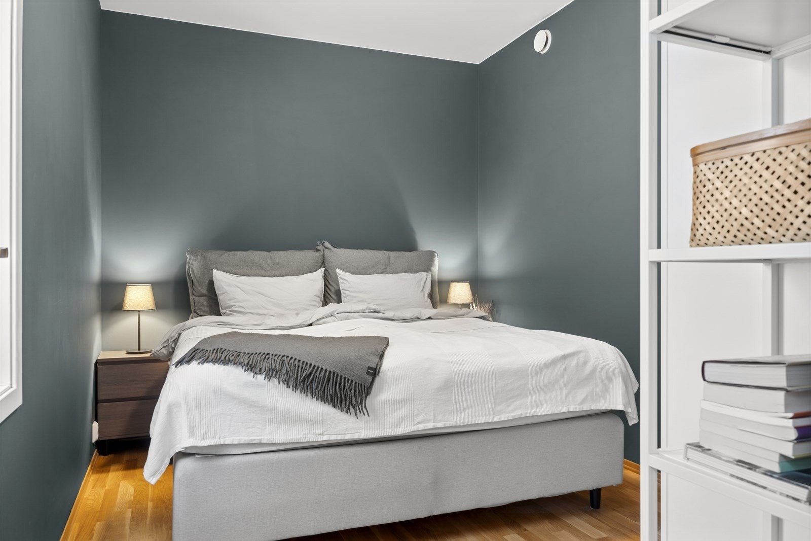 Soverommet er målt til hele 9,7 m² og har god plass til dobbeltseng, garderobeløsning, og nattbord. Galleribilde