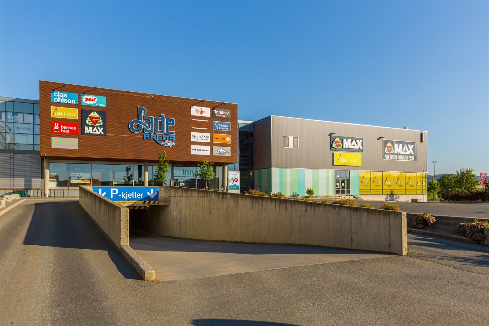 Leiligheten har en sentral beliggenhet med ''alt'' i nærheten. Med broen over til Lade er man kun en liten spasertur unna alle fasiliteter Lade har å by på. Galleribilde