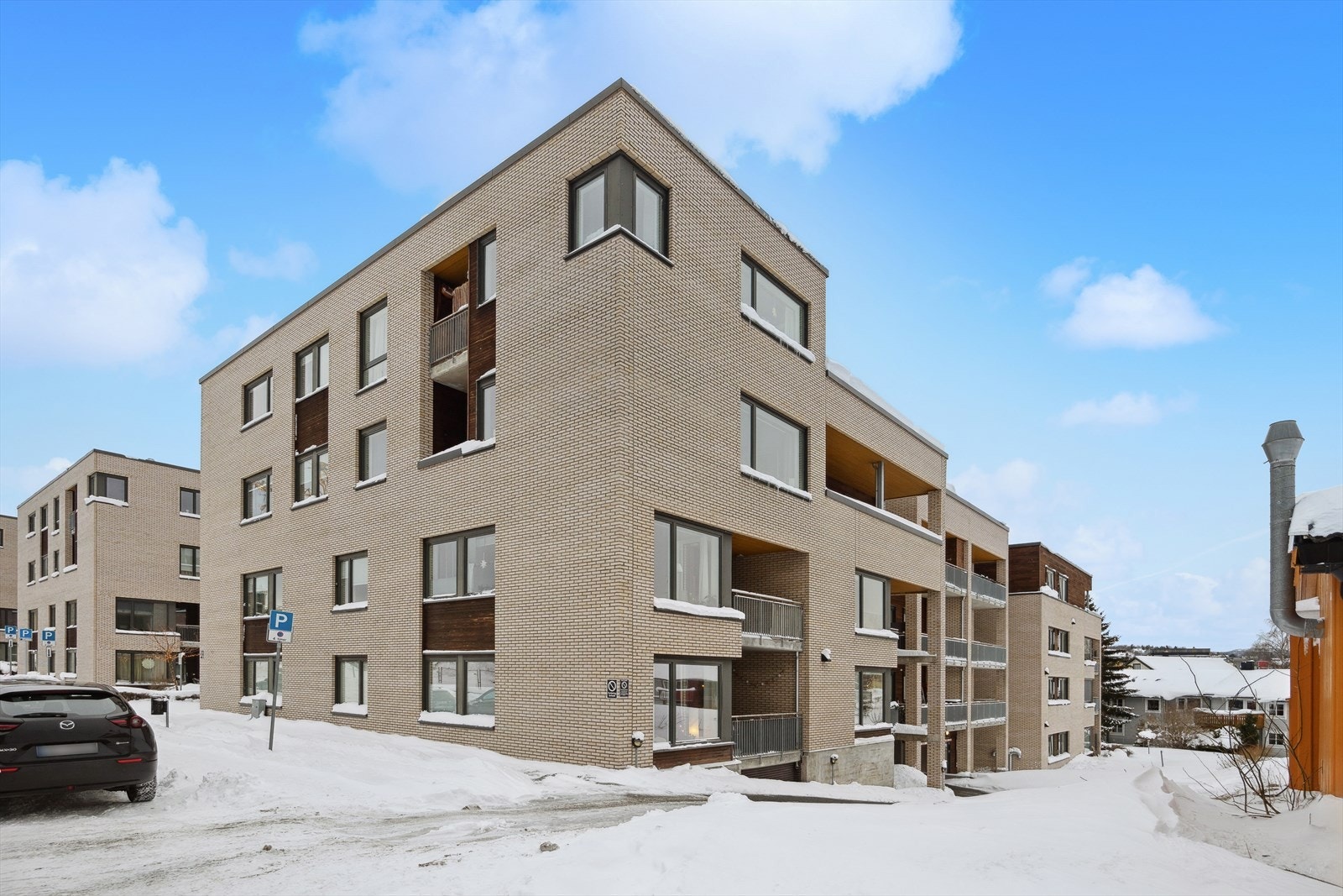 Velkommen til Gildheimsvegen 3A - En strøken selveierleilighet fra 2014 med en sentral beliggenhet i nærhetne til ''alt''! Leiligheten har også fjernvarme og en egen parkeringsplass i parkeringskjeller m. el-bil lader. Galleribilde