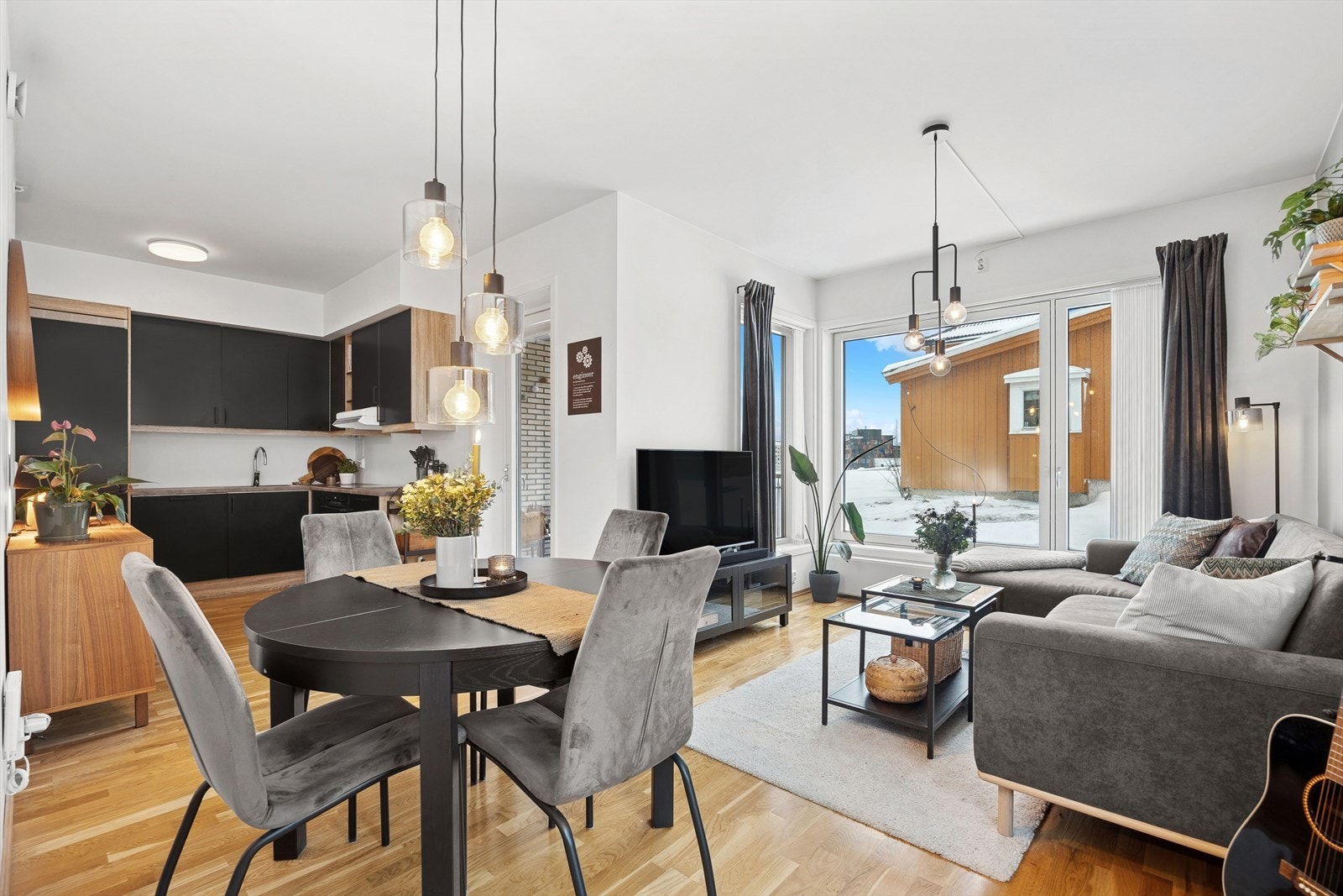 Leiligheten har en åpen stue- og kjøkkenløsning på 24 m² med gode møbleringsmuligheter. Galleribilde