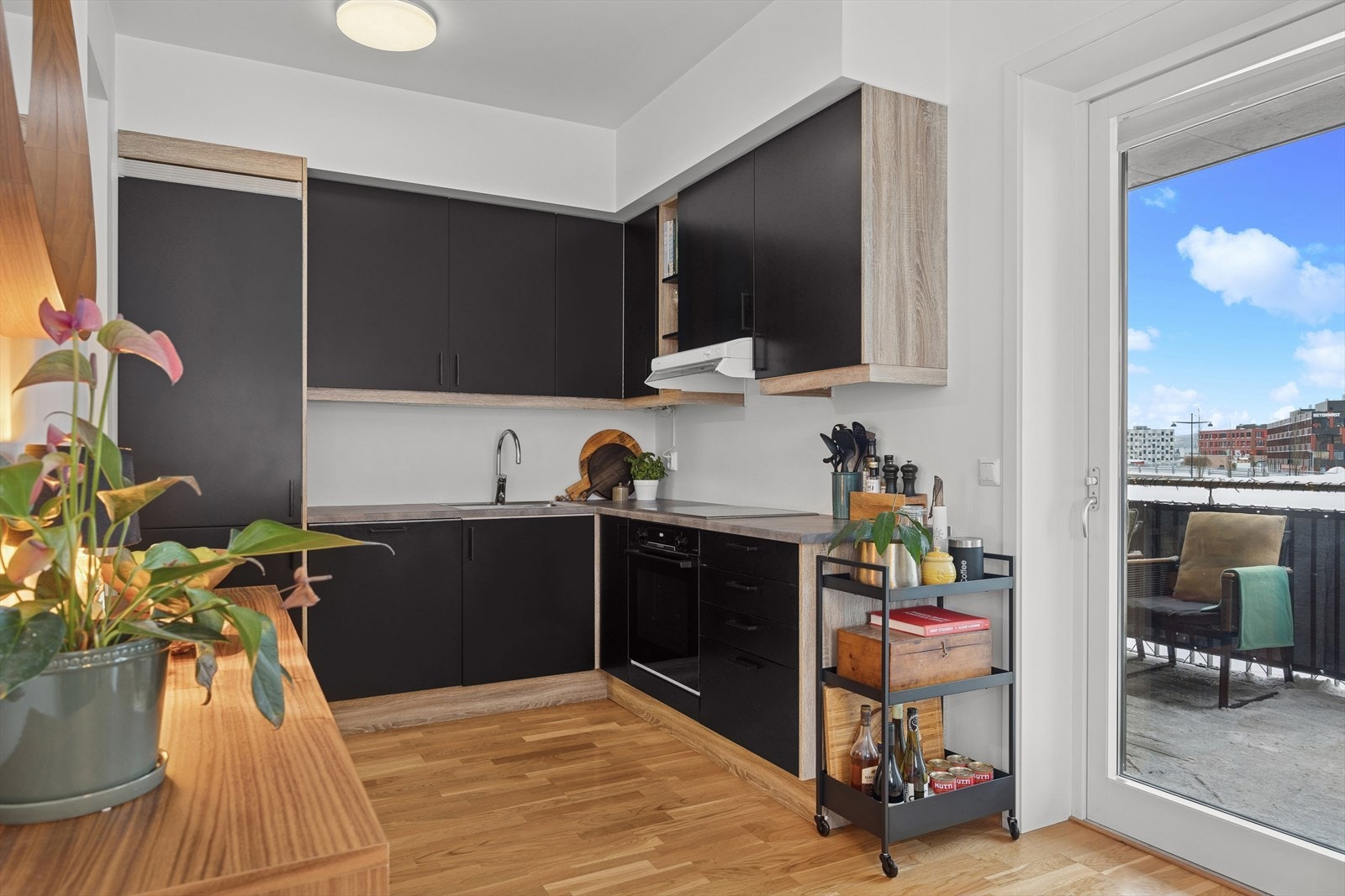 Leiligheten har et tiltalende kjøkken med rikelig skap- og benkeplass. Kjøkkenet har fått tilstandsgrad 1 (TG1) av takstmann. Galleribilde