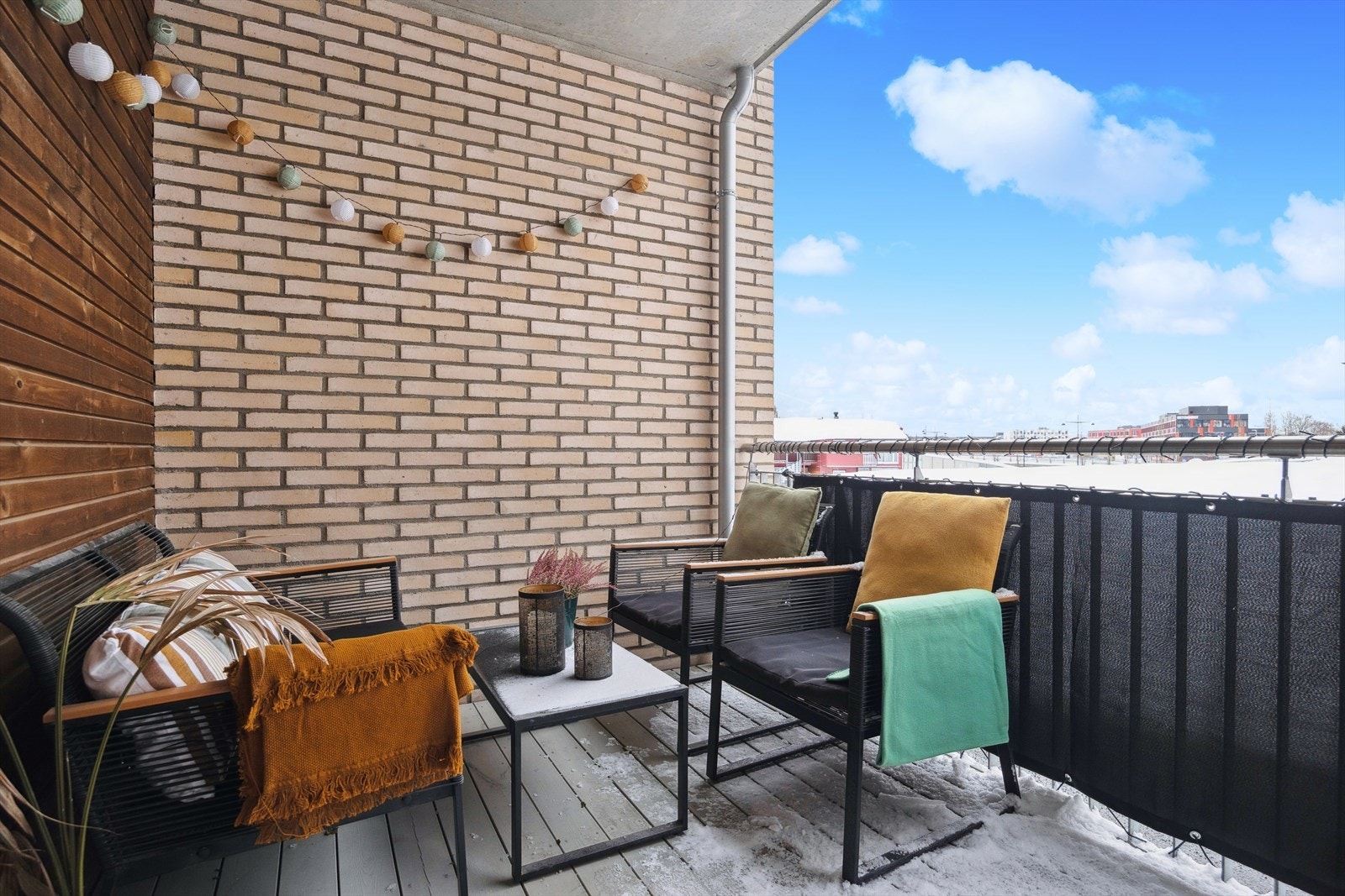 Romslig balkong på 7 m² med god plass til utemøbler. Galleribilde