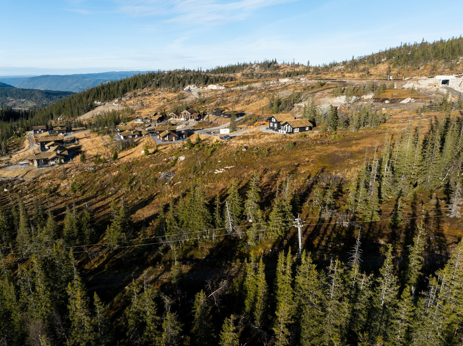 Tomta ligger fint til og vil få en langrenn/alpin løype på oversiden slik at det blir direkte ski inn/ut! Galleribilde