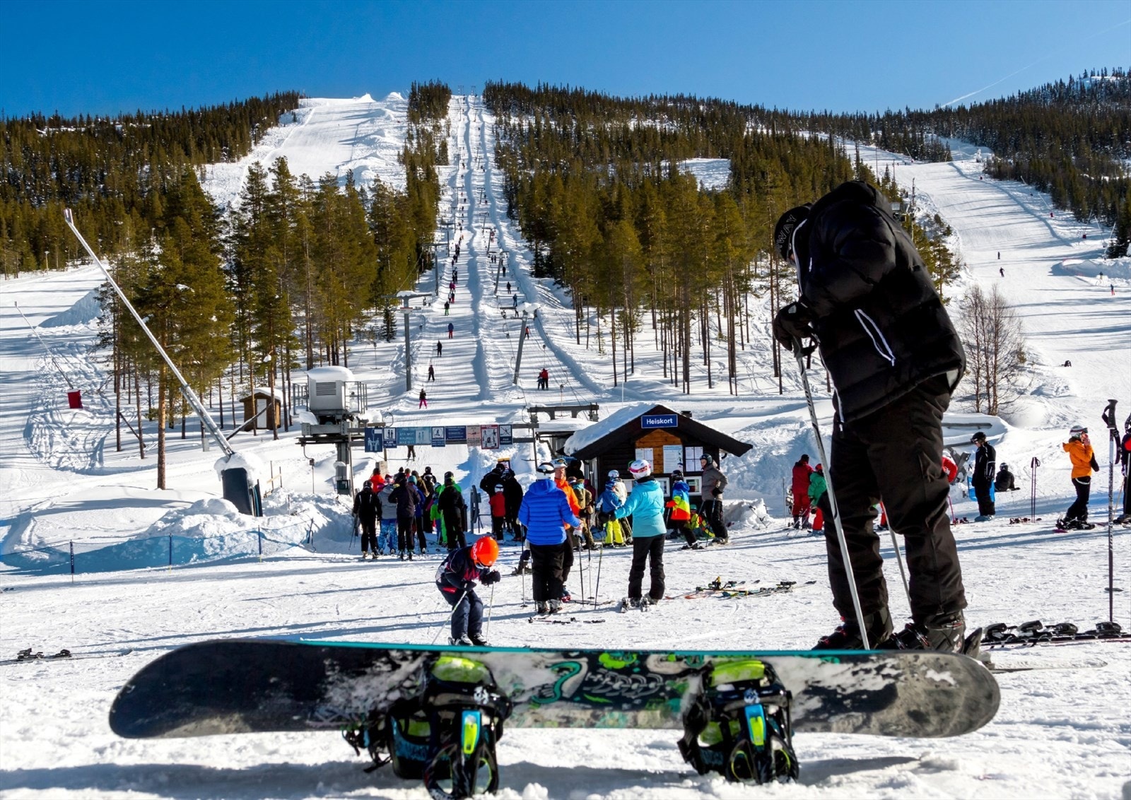 Nesfjellet alpinsenter har hele 14 nedfarter, 6 heiser og to parker! I tillegg til dette har alpinsenteret et eget område for barn. Galleribilde