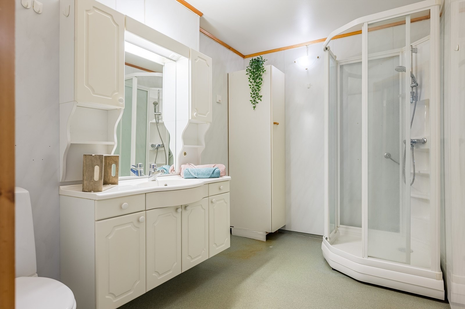Inneholder dusjkabinett, servant og toalett. Galleribilde