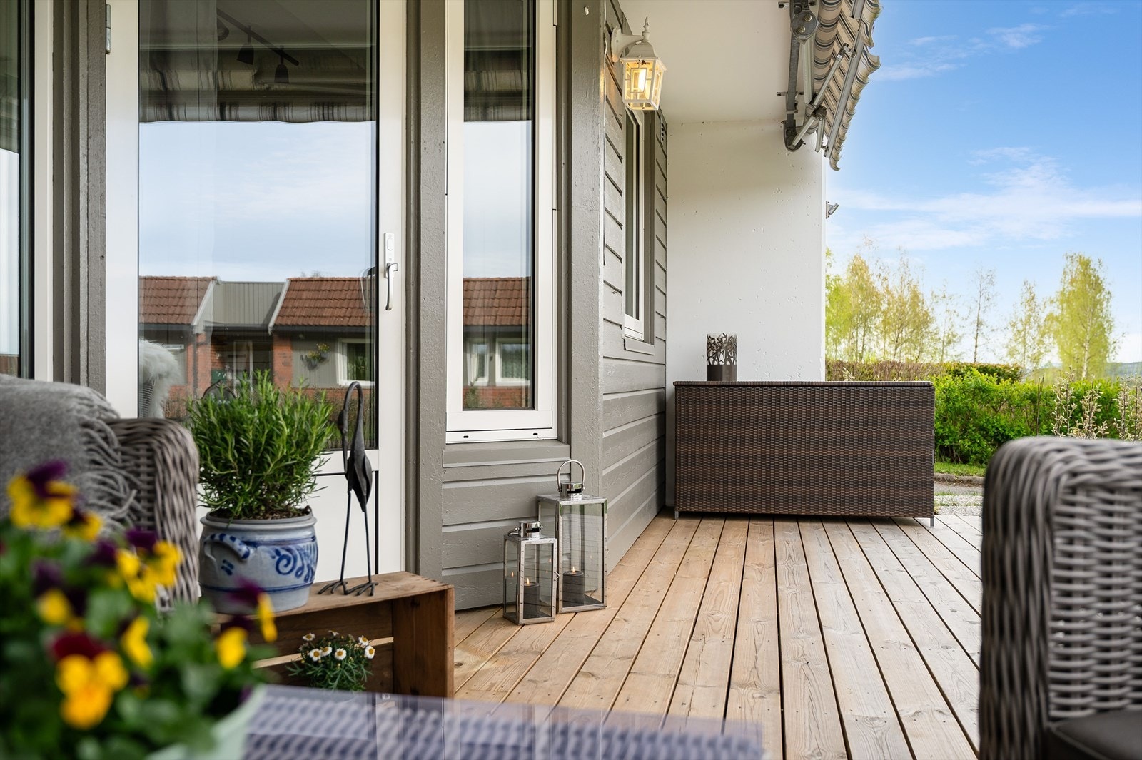 Praktisk markise gir skygge og komfort på solrike sommerdager. Galleribilde