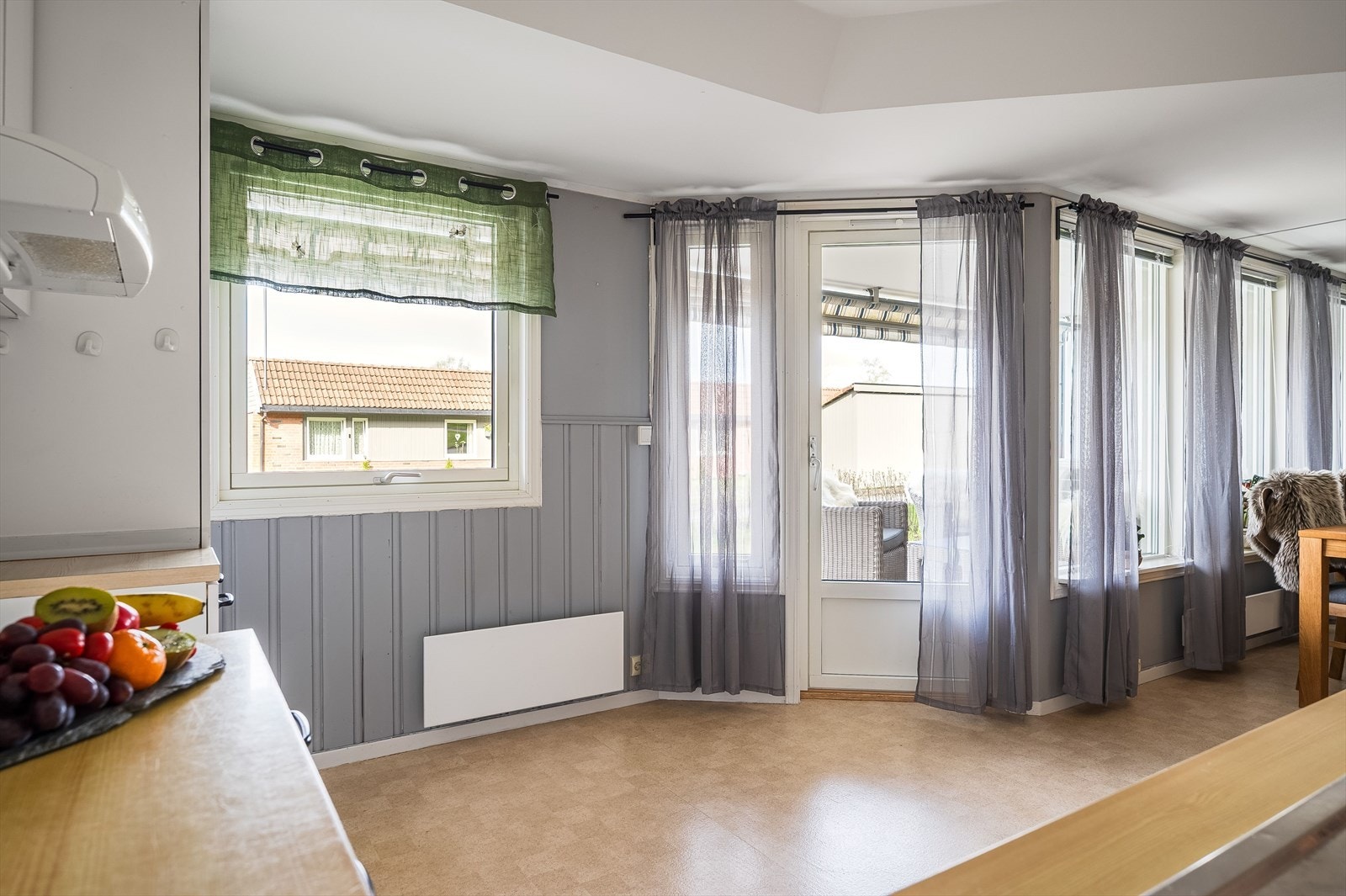 Fra kjøkkenet er det utgang til terrassen. Galleribilde