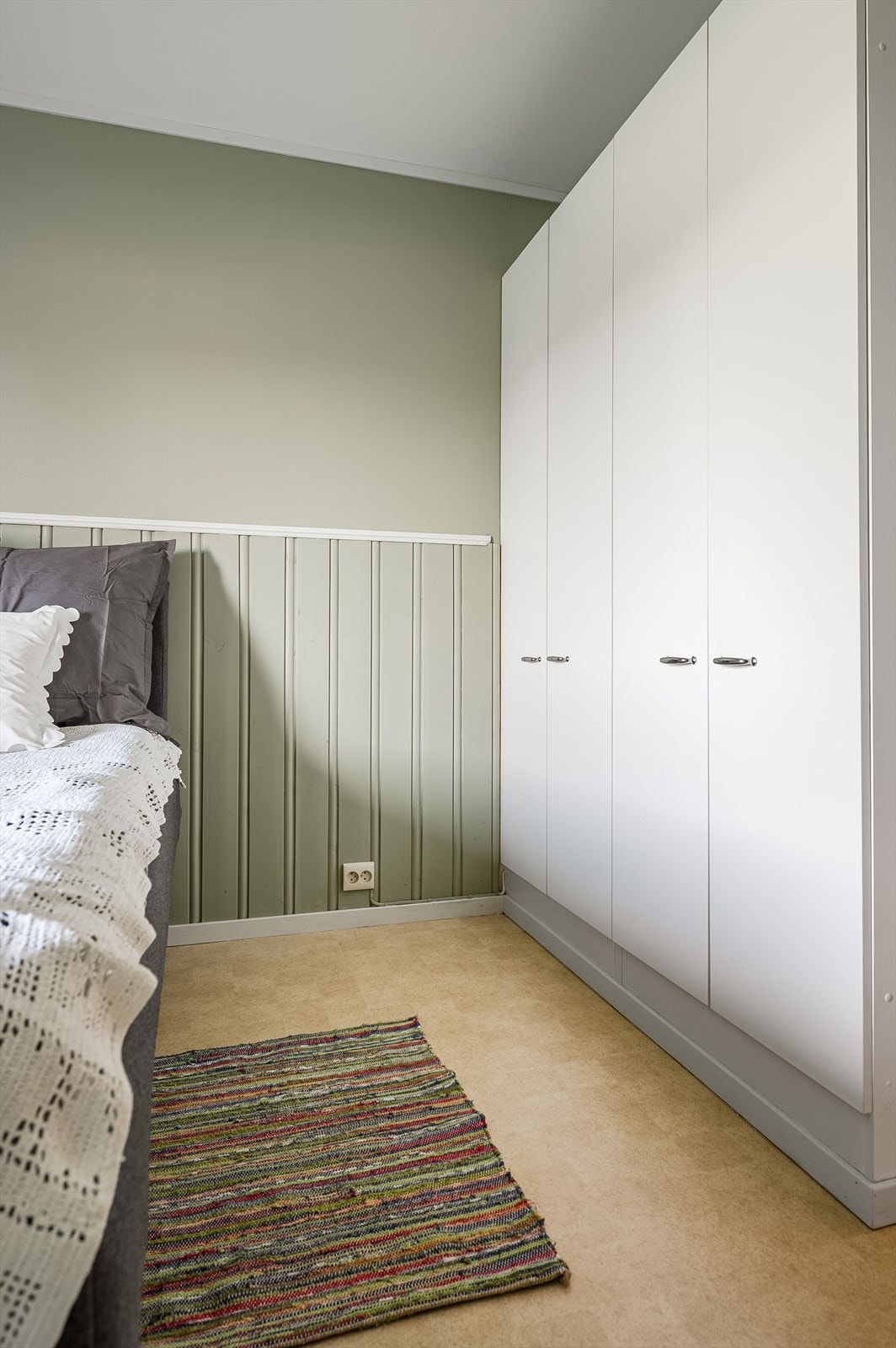 Soverommet er utstyrt med romslig klesskap. Galleribilde