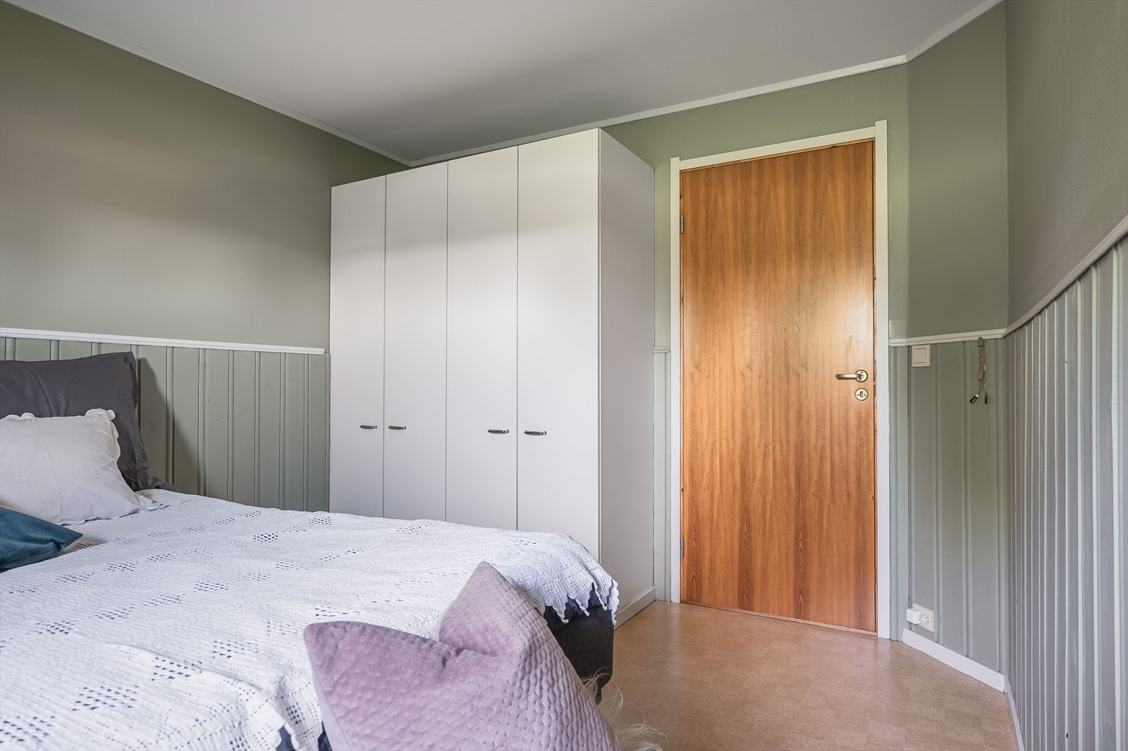 Her er det plass til dobbelseng og nattbord. Galleribilde