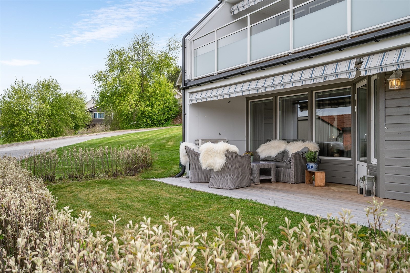 Hyggelig uteplass med litt plen. Galleribilde