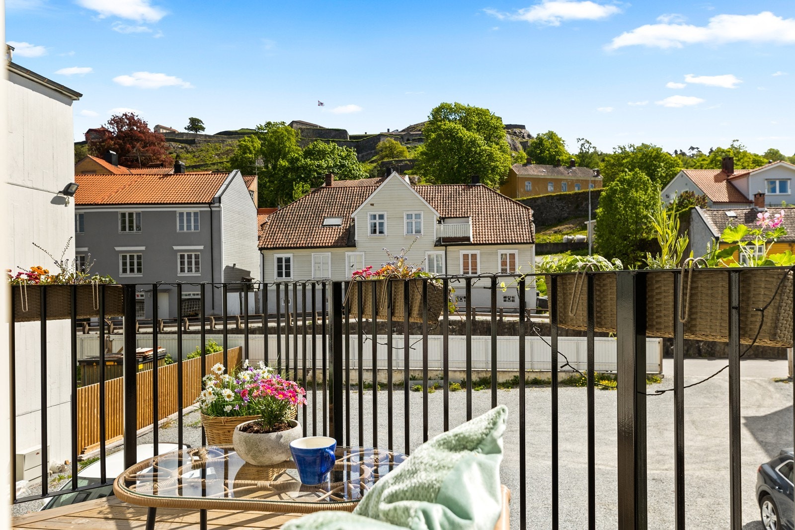 Her kan du nyte morgenkaffen og nyte utsikten ned til din egne grønne hage, midt i Halden sentrum Galleribilde