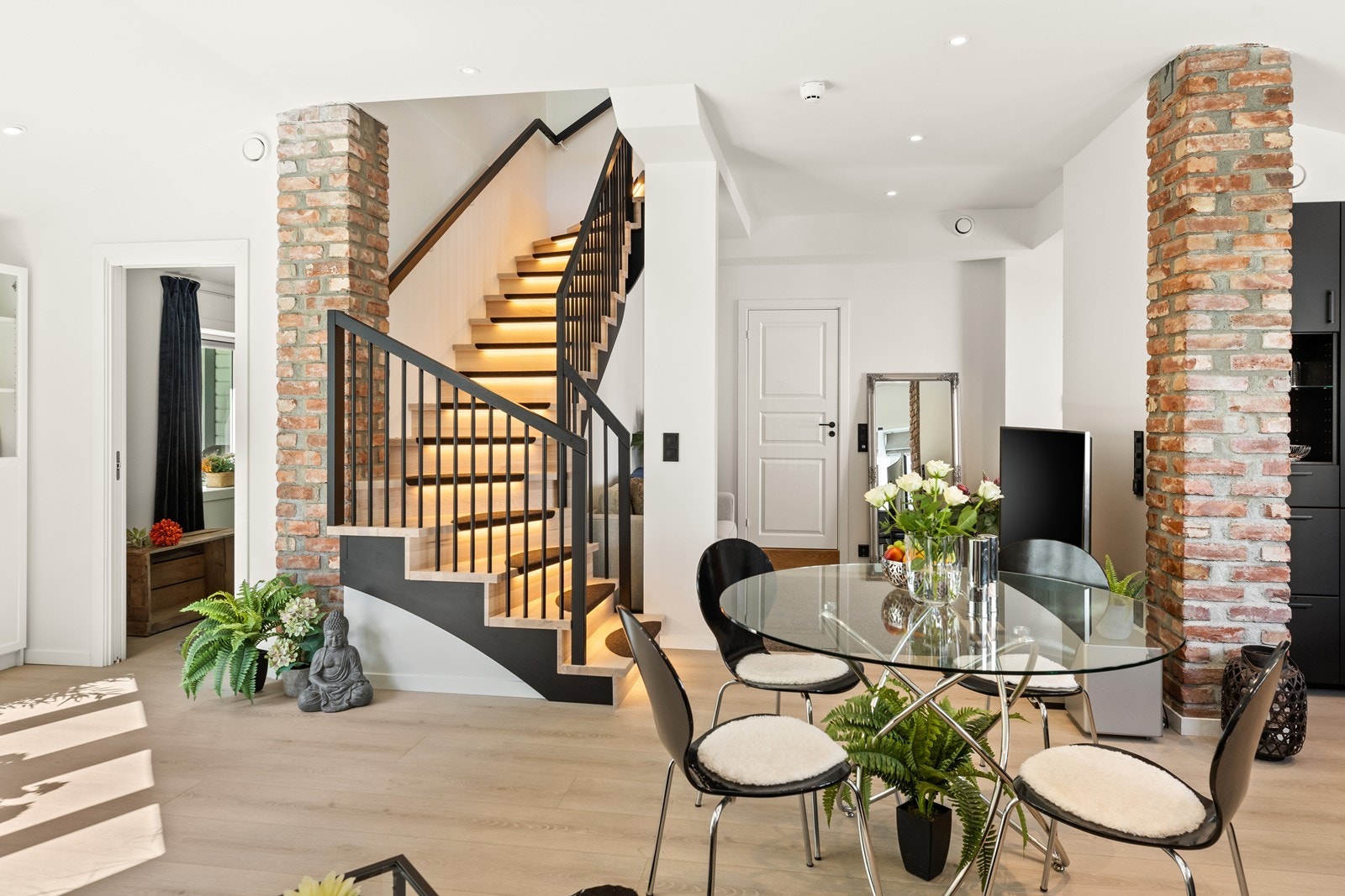 Lys og luftig oppholdsavdeling med mange muligheter for innredning etter behov og ønske Galleribilde