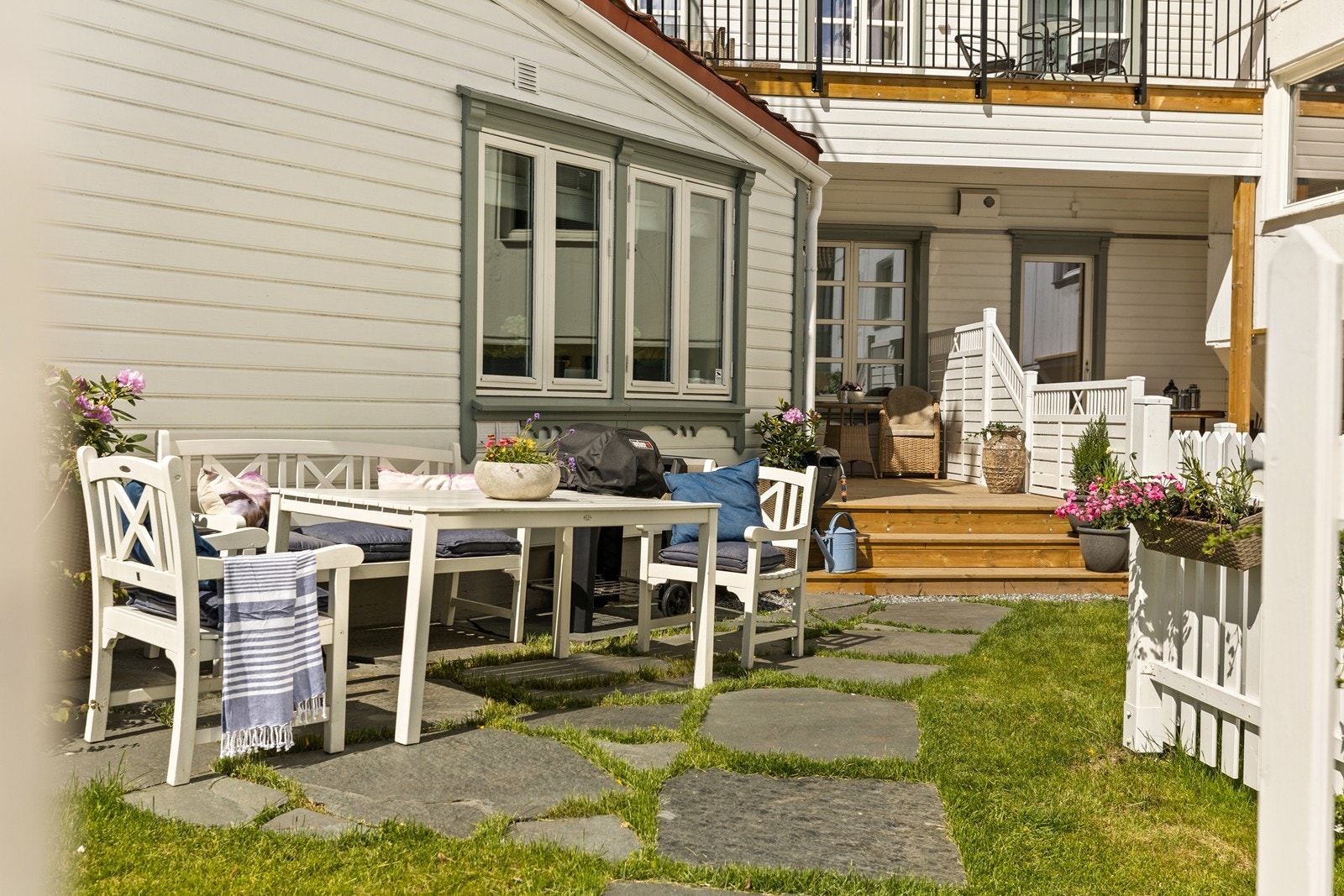 Her kan du trekke pusten i rolige omgivelser med byens yrende liv skjermet god bak eiendommen Galleribilde