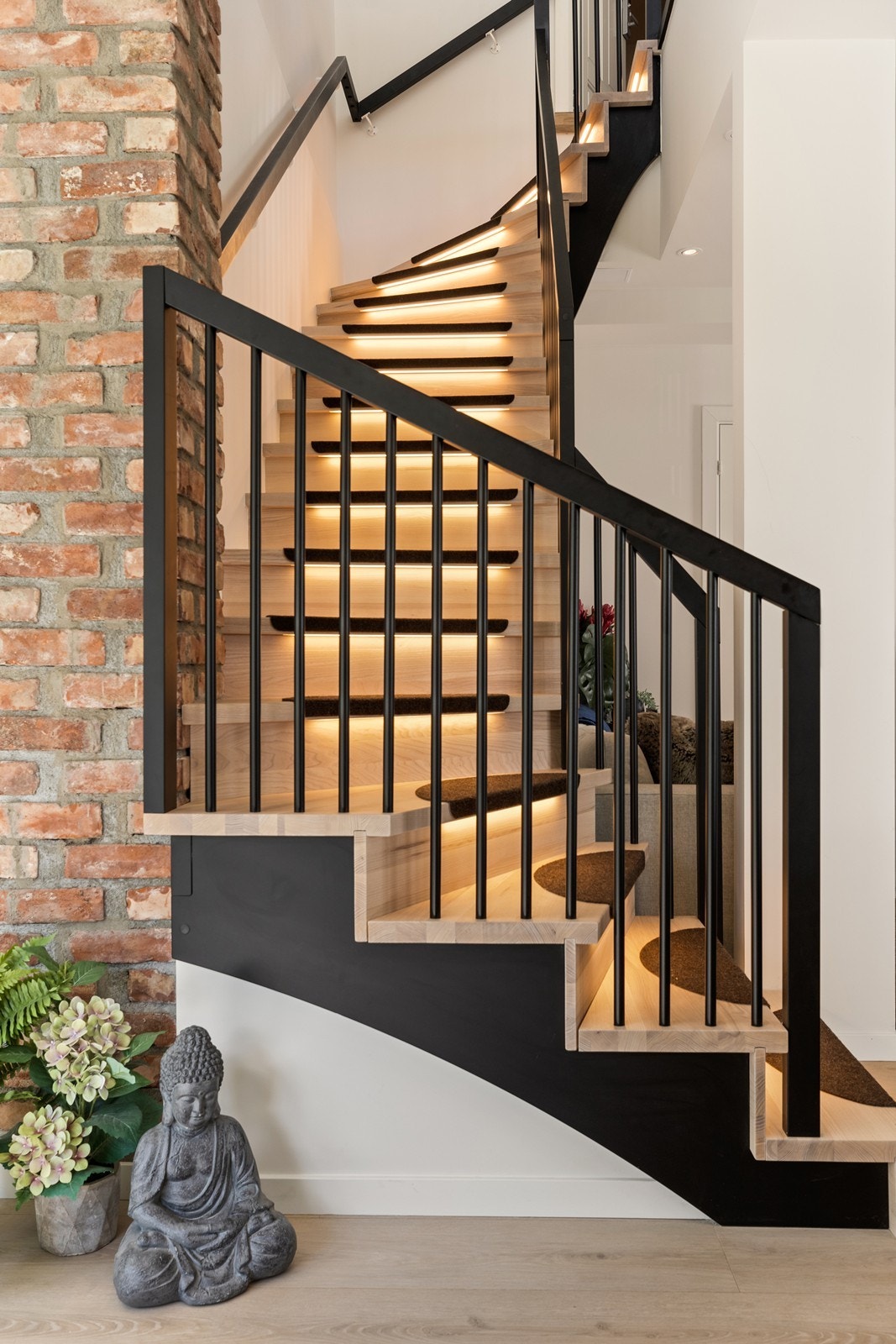Trapp til andre etasje med spennende detaljer som innfelt lys og sklimatte Galleribilde