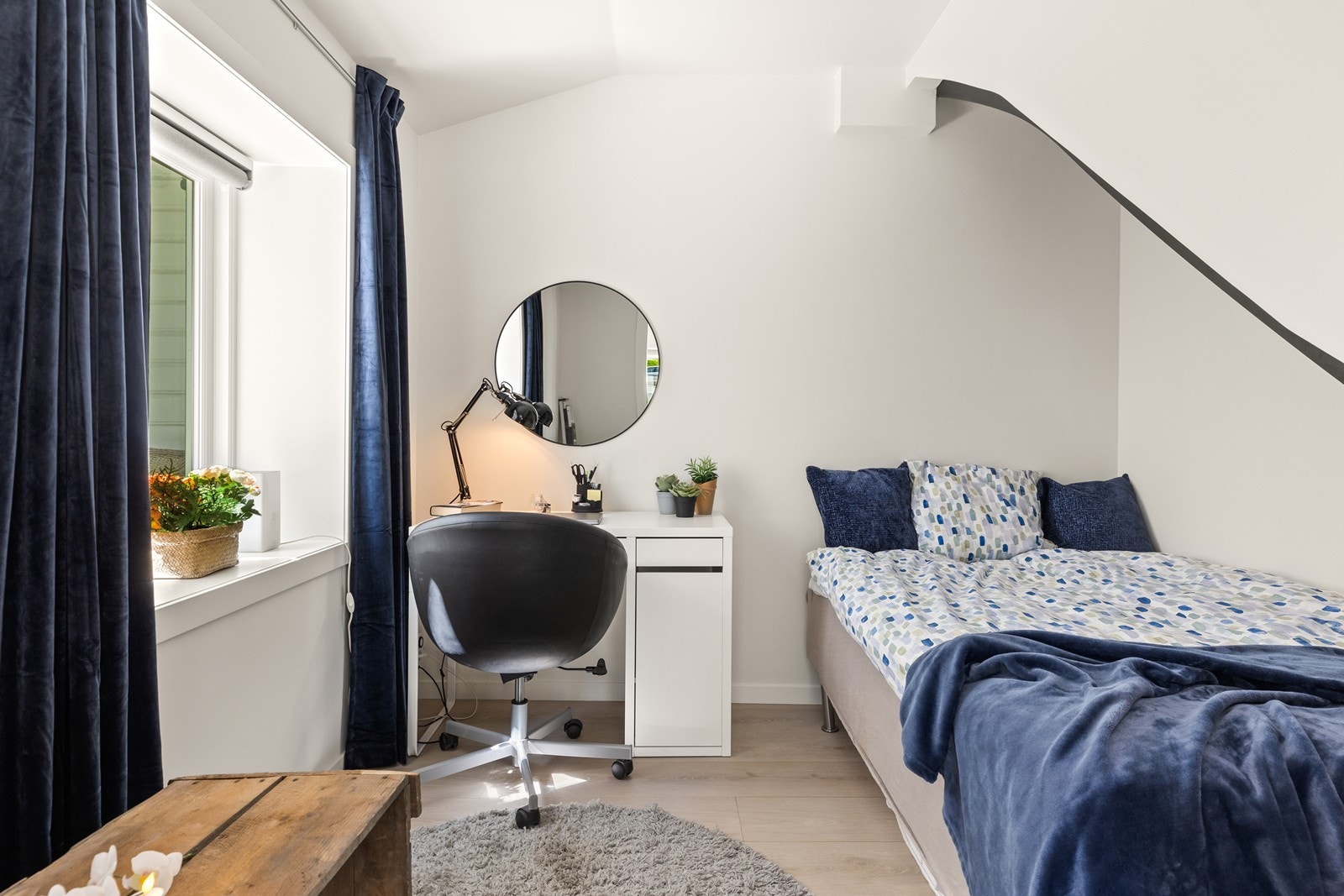 Soverom i første etasje som også kan benyttes som kontor/gjesterom Galleribilde