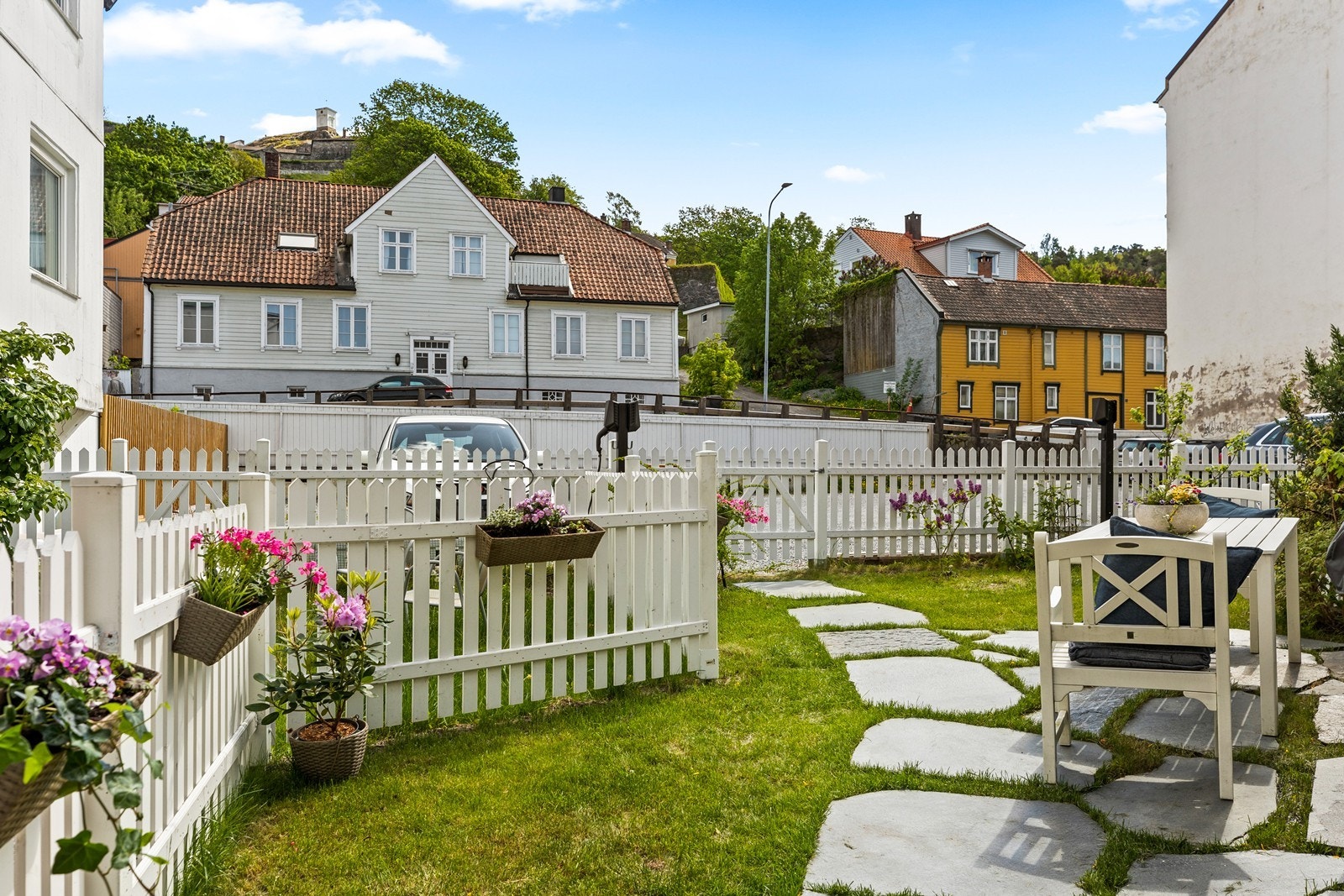 Nydelig utsikt opp mot historiske Fredriksten festning som ruver over byen Galleribilde