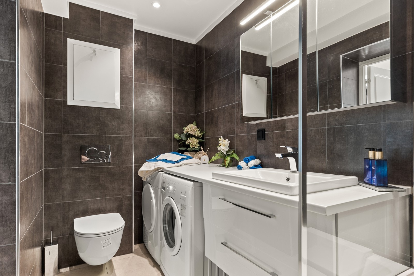 Helfliset baderom med opplegg til vaskemaskin og tørketrommel Galleribilde