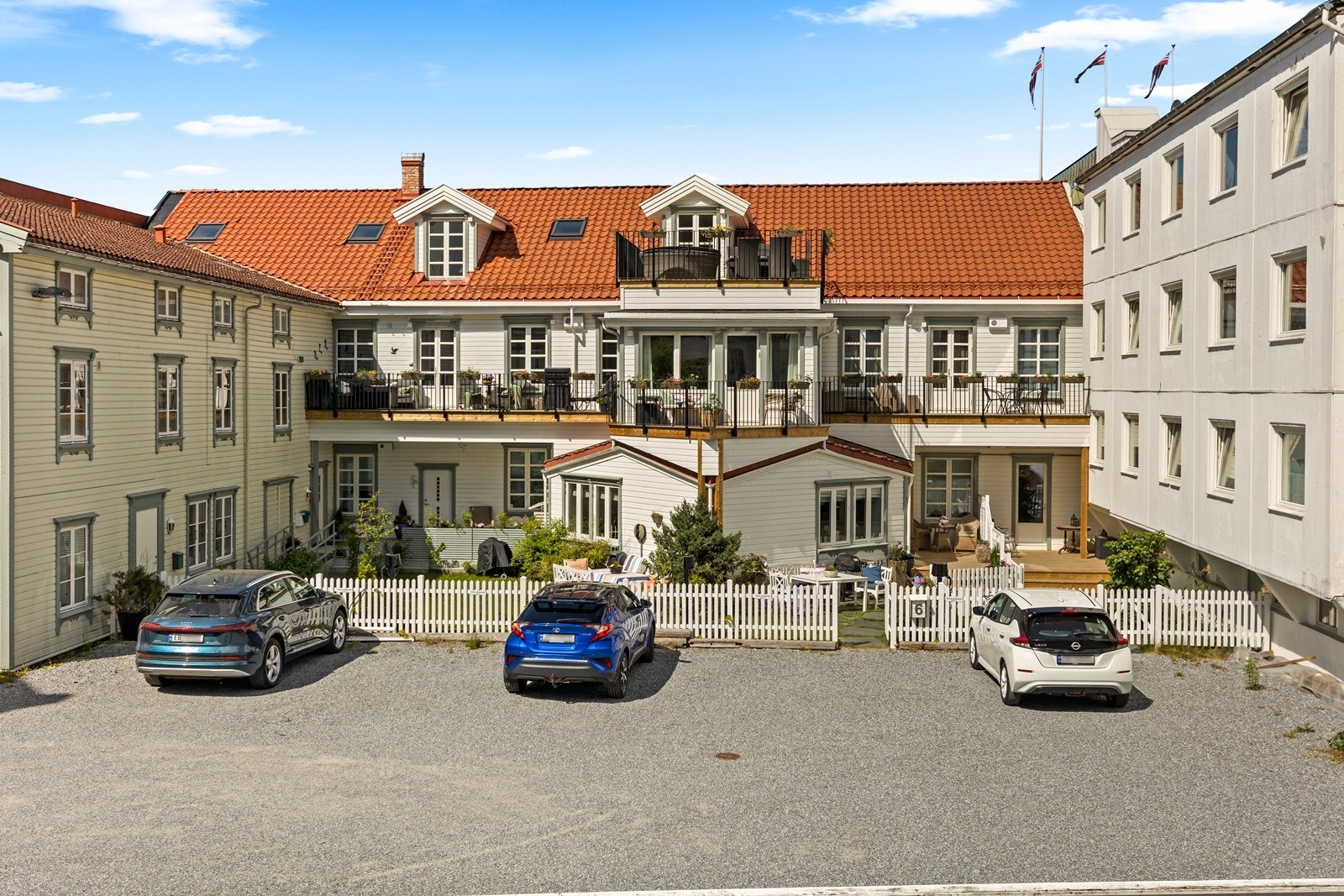 Sameiet har nylig fått en ny bakgård som gir en helt ny atmosfære og egne uteplasser! Galleribilde