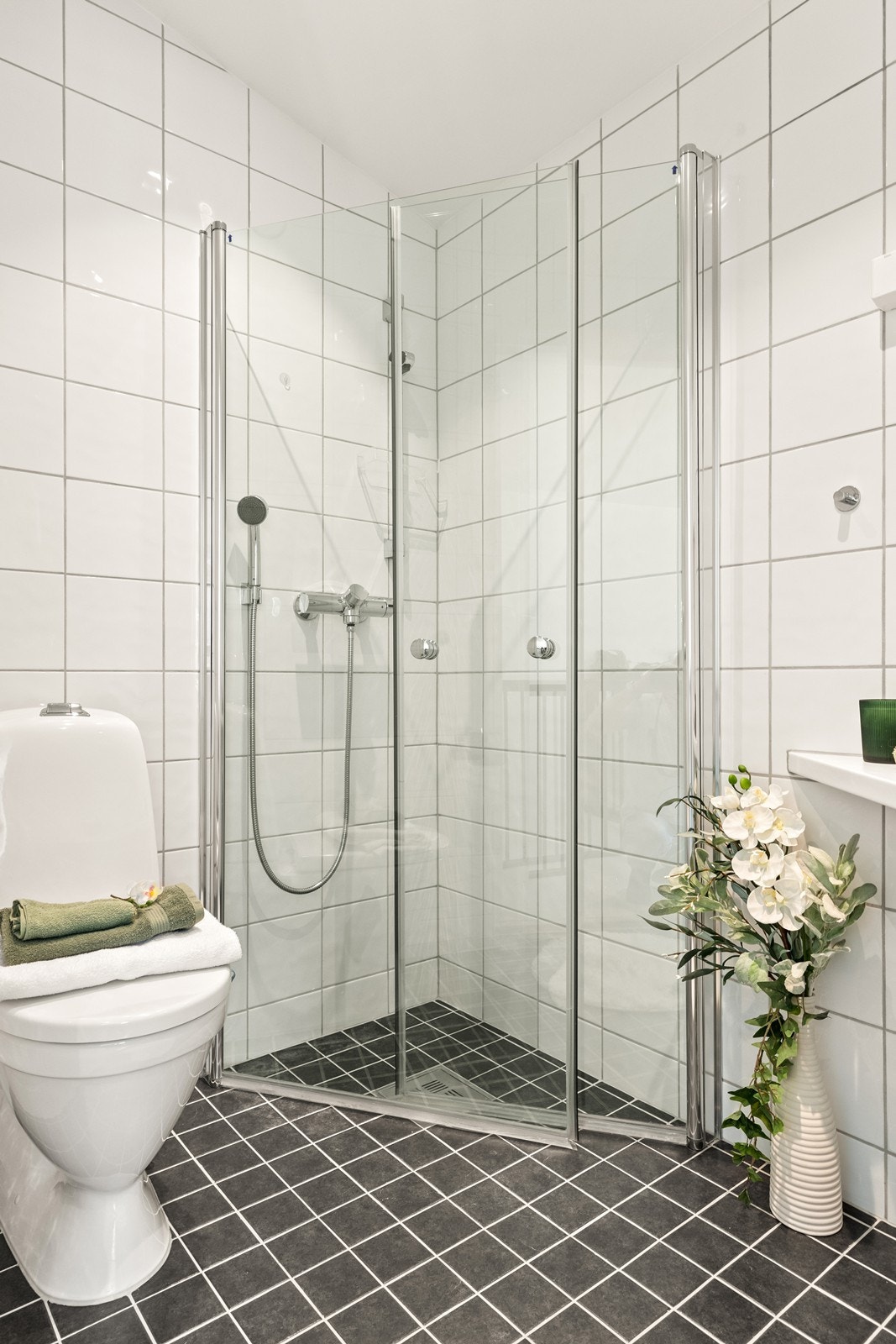 Underliggende varmekabler og gulvmontert toalett Galleribilde