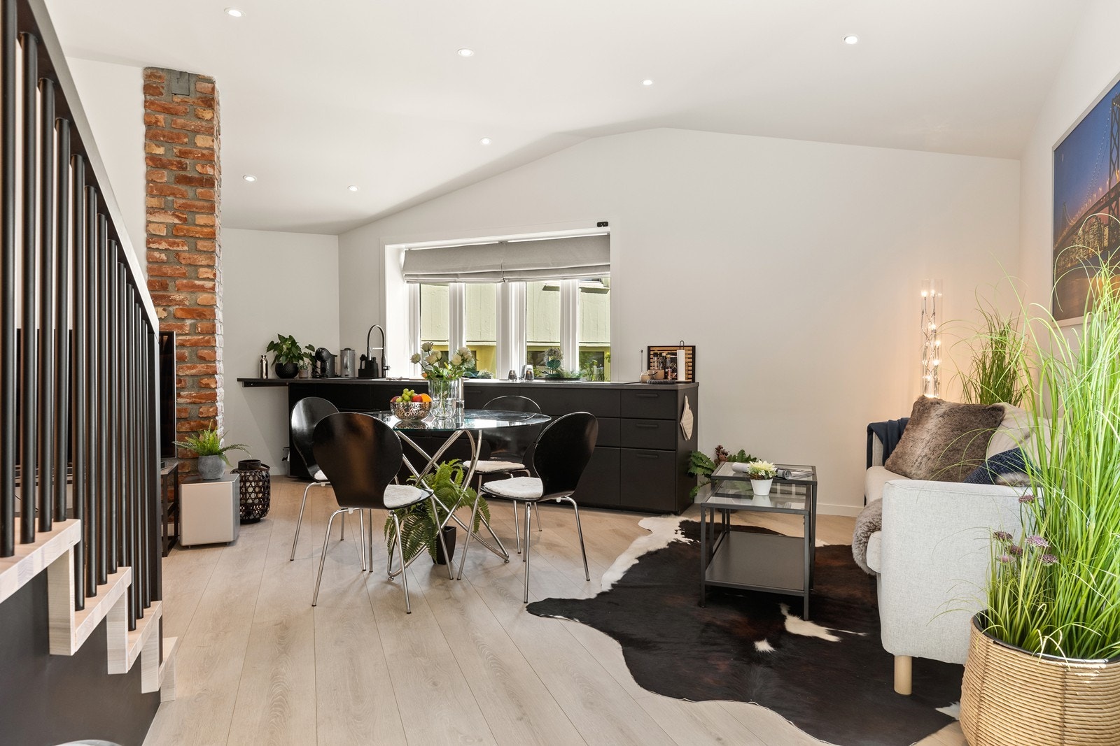 Oppholdsavdelingen har innfelte downlights og gjennomgående lys som gir gode lysforhold Galleribilde