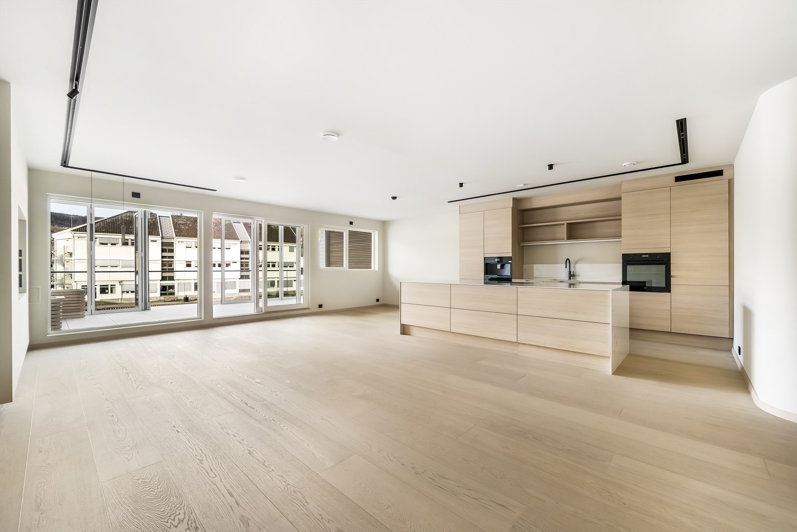 Lys og romslig stue med åpen kjøkkenløsning! Galleribilde