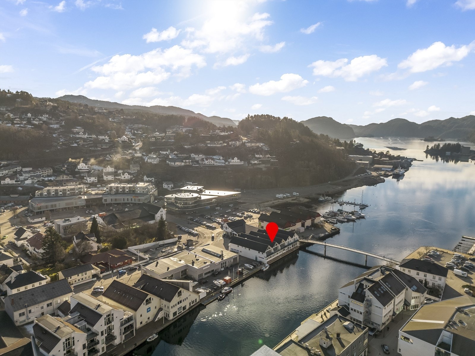 Solrik beliggenhet med umiddelbar nærhet til bykjernen, bryggekant og sjø! Galleribilde