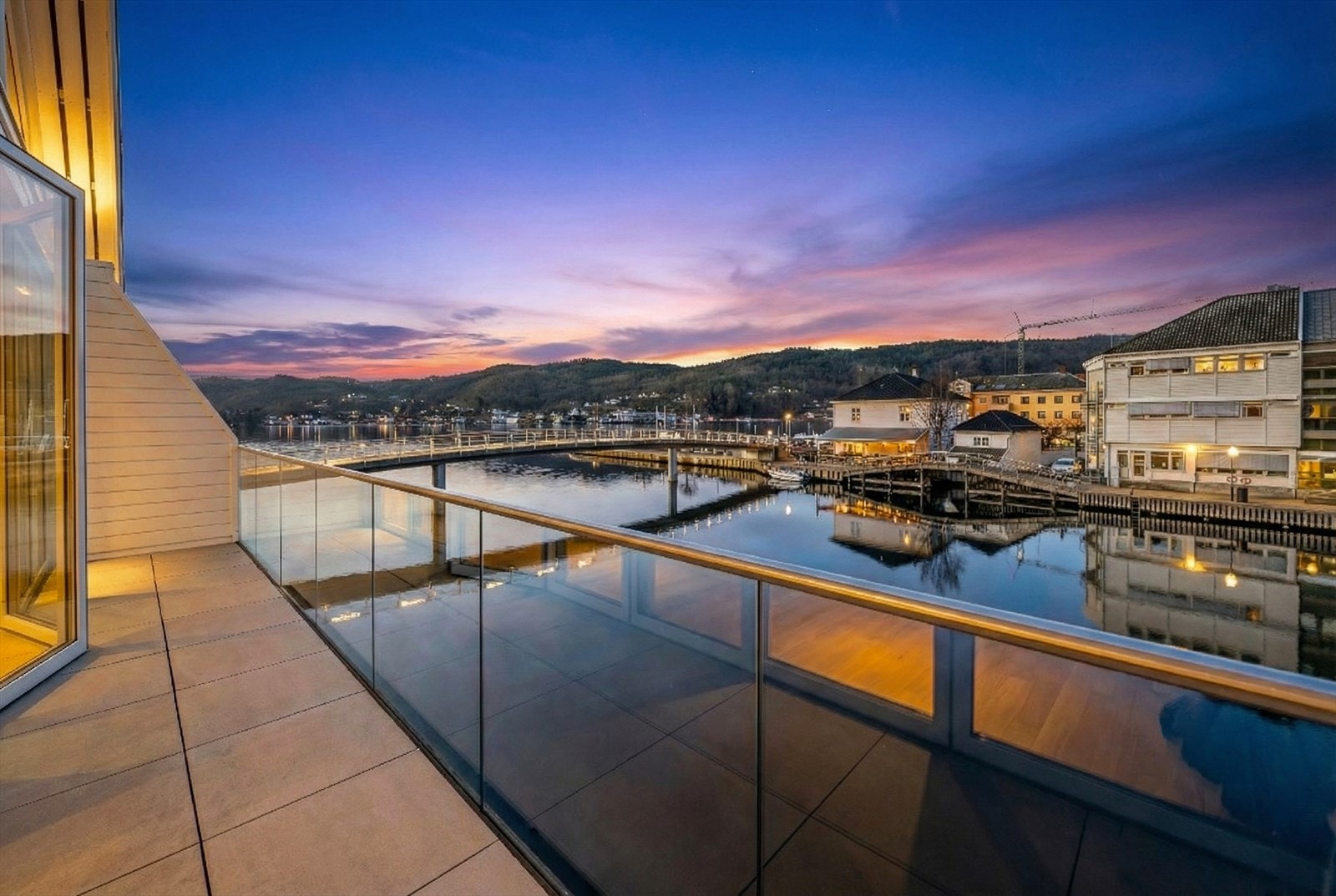 Nydelig utsikt mot elva og fjorden fra balkongen. Galleribilde