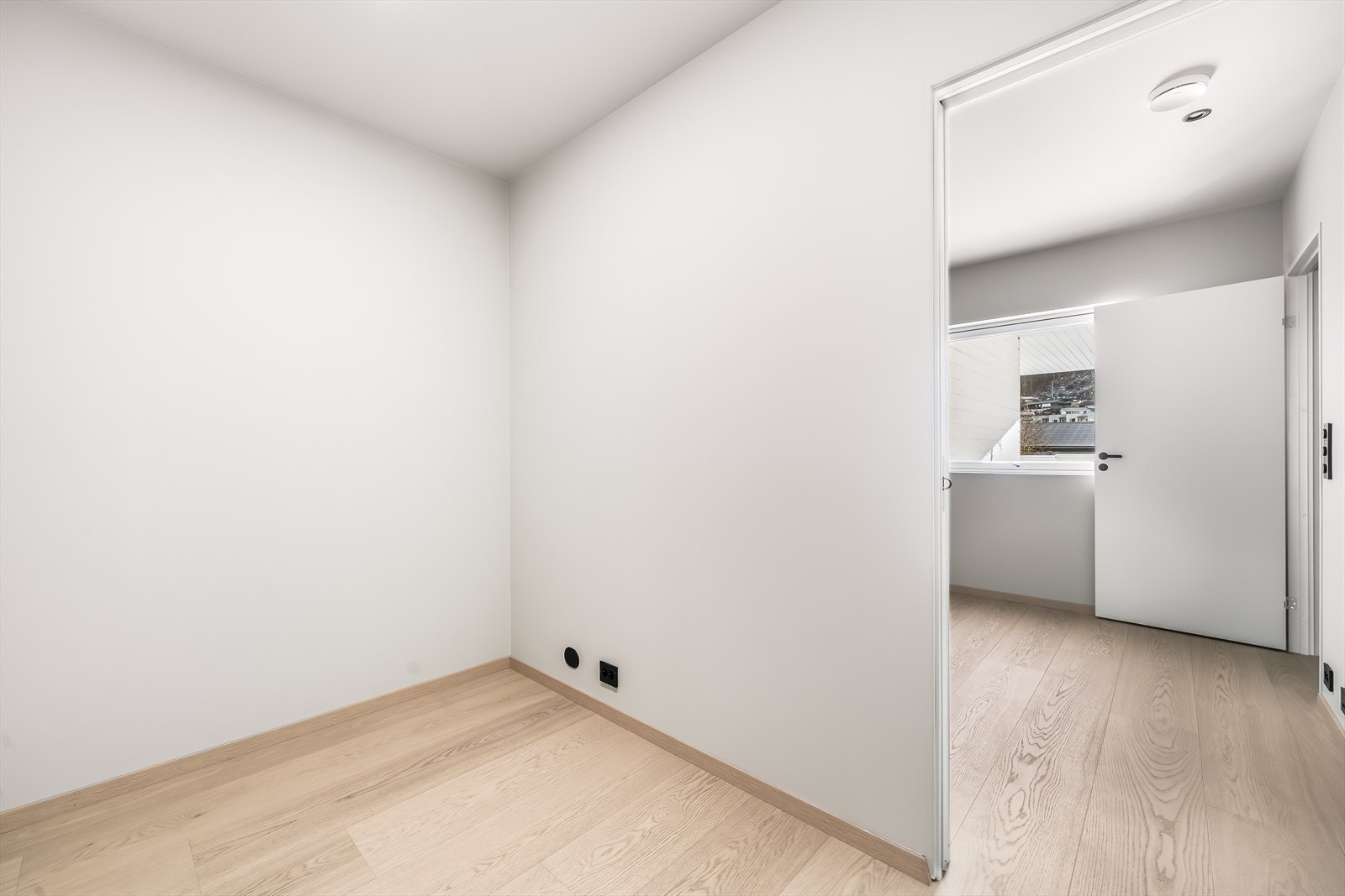 Walk-in-closet i tilknytning til hovedsoverommet Galleribilde