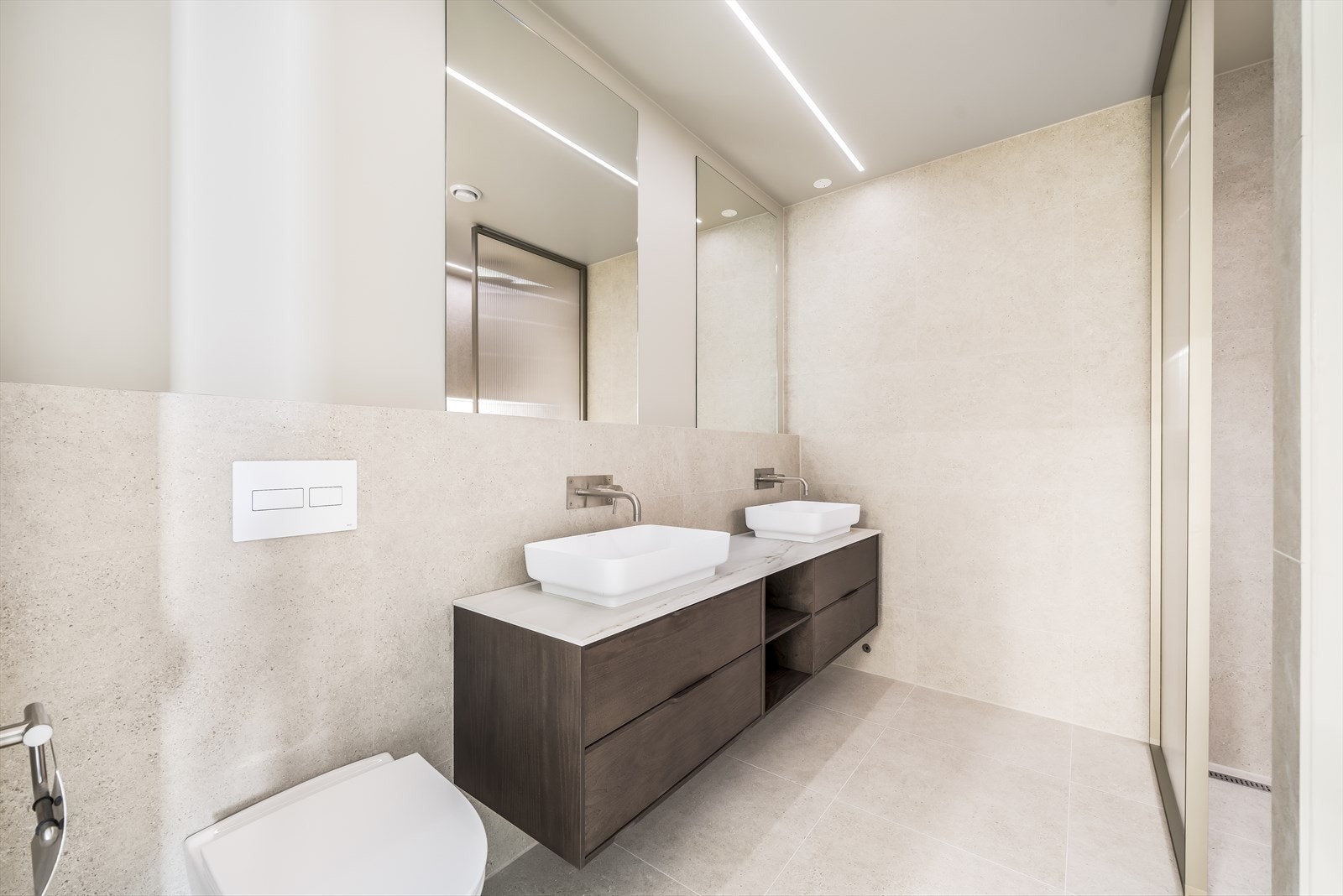 Hovedbad m/2 servanter, dusjnisje og vegghengt toalett. Galleribilde