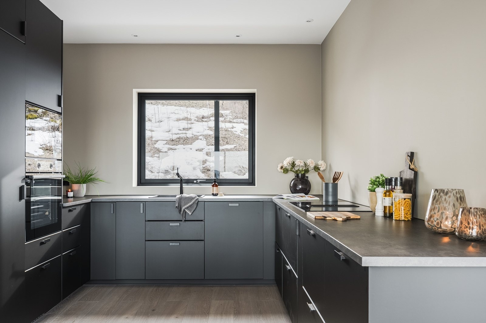 Stilrent kjøkken med glatte fronter. Galleribilde