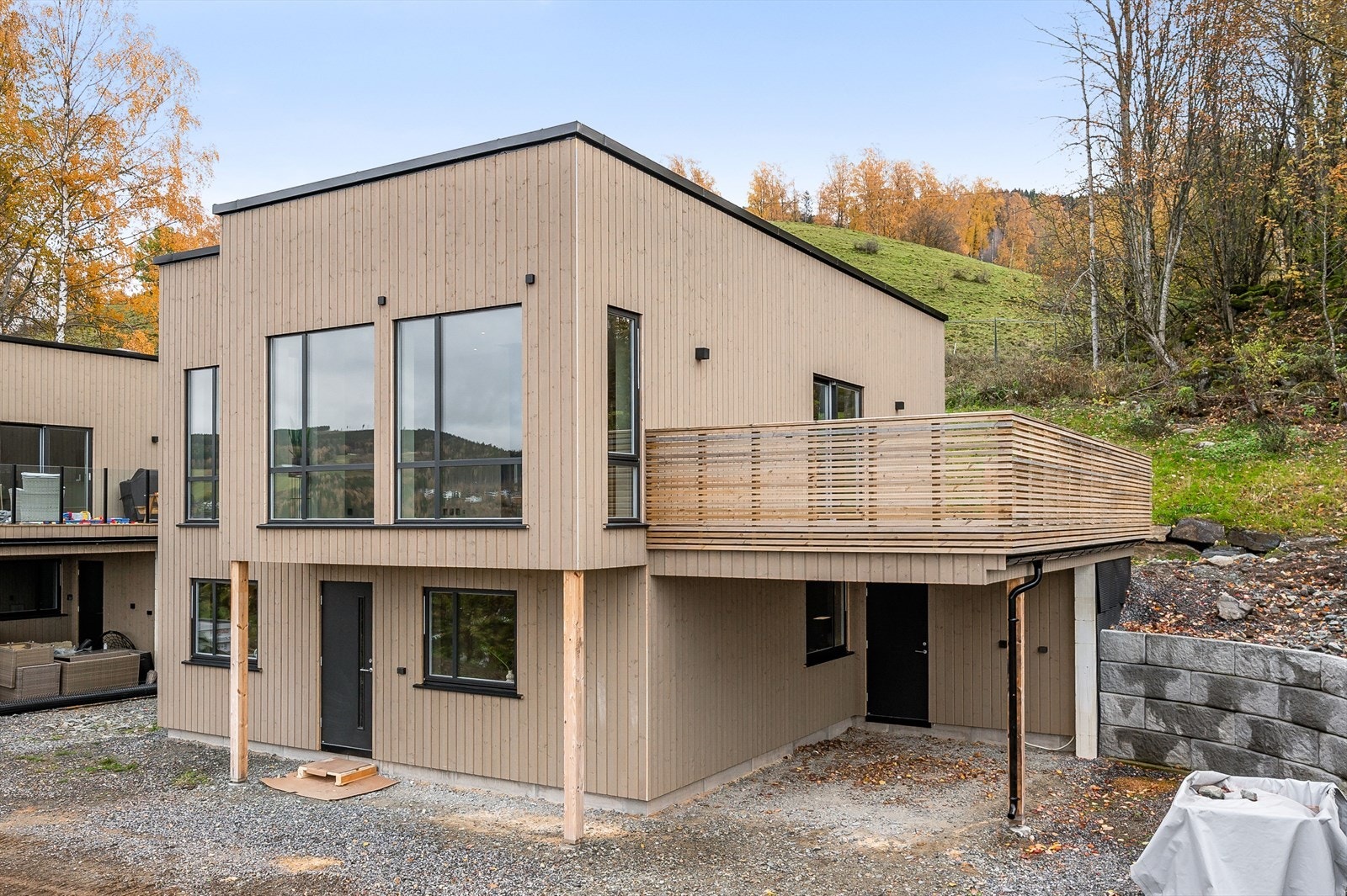 Boligen kommer med carport og sportsbod. Galleribilde