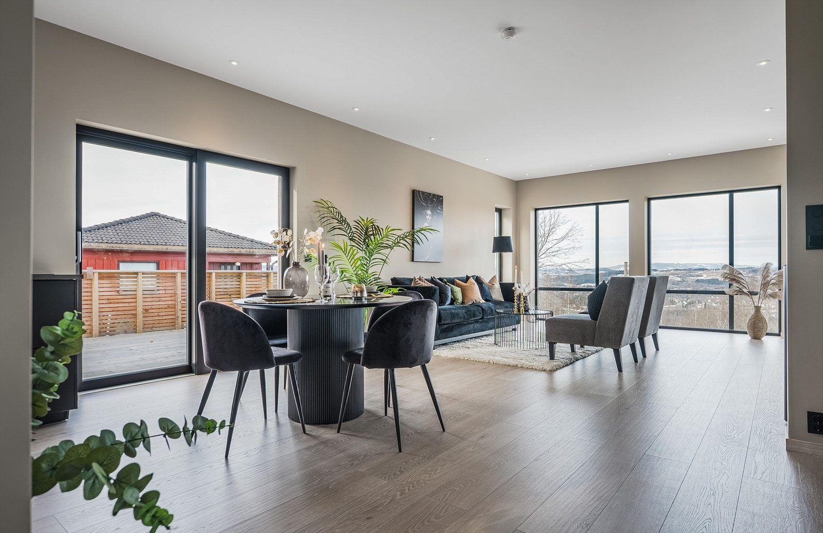 Stuen er pen med utgang til terrassen. Galleribilde