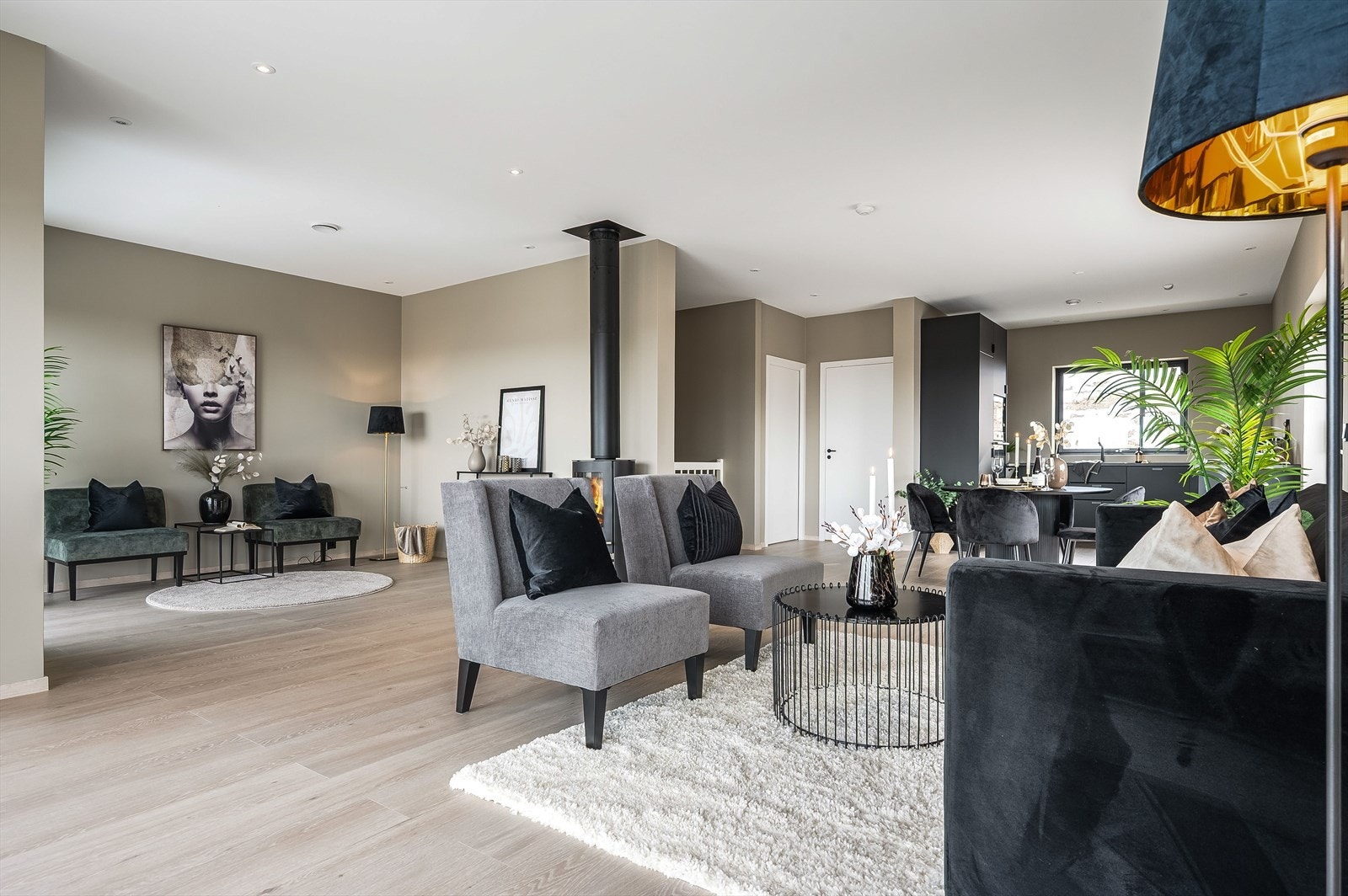 Stuen er det naturlige oppholdsrommet i boligen, og er et stort, lyst og fint rom. Galleribilde